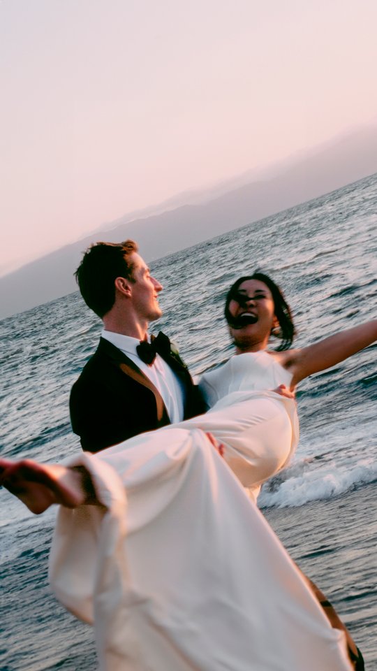 Tracy & Trevor flew all the way to Puerto Vallarta to throw the wedding of their dreams — sun on their skin, sand in their shoes, and zero stress in sight. 🌊☀️
From ocean breeze vows to a dance floor that did not quit… it was giving main character energy all day long.
They’re the kind of couple that feels light, effortless, and deeply in love — and now they’re stepping into a brand new chapter as married.
.
Wishing them a lifetime of belly laughs, salty kisses, and the kind of love that only grows stronger with every season. 🤍
.
Bride. @traceface___
Groom. @trevorjyoung
.
Film. @bm.weddings
Wp. Gretel Aguilera @gretelweddingplanner @theweddingplanner.mx
.
#destinationweddingphotographer #bodas #weddingday #destinationwedding #weddingvideo