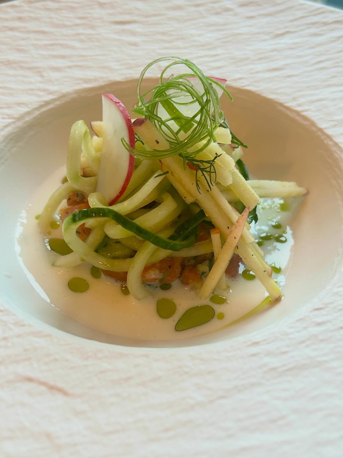 Rainbow trout meets crisp cucumber, fresh apple, and creamy buttermilk - pure refreshment on a plate! 🐟🥒🍏🥛✨
#springfood #freshfishdaily #appetizer #lightfood #buttermilk