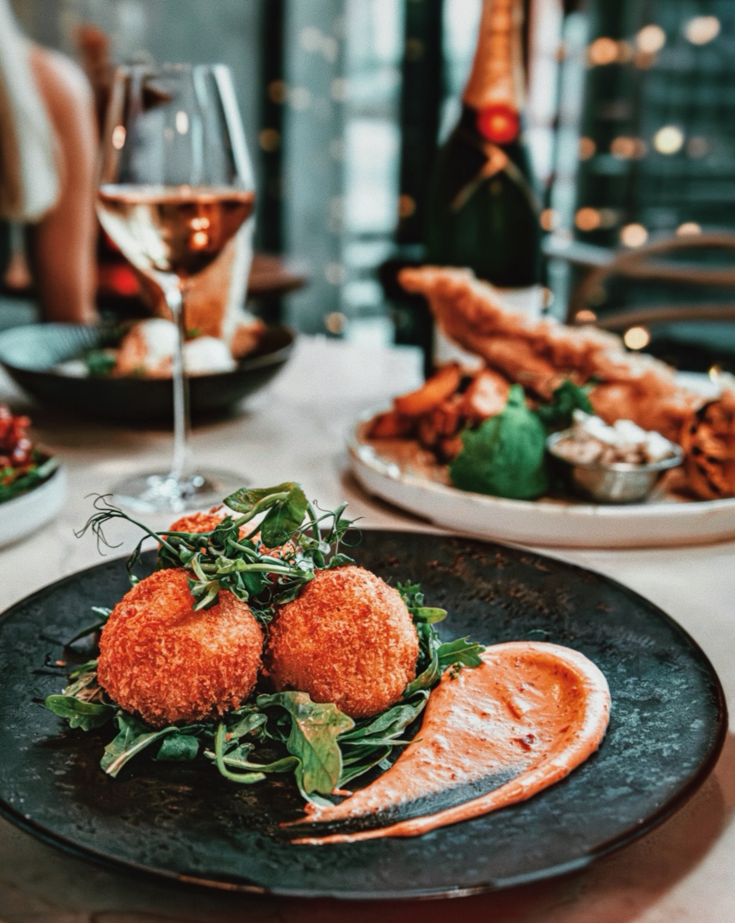 3 small plates for 18.95, Monday - Saturday from 4pm, because who can choose just one?
Your favorite this week is our 4 cheese Mac N Cheese croquettes 🤤🤤