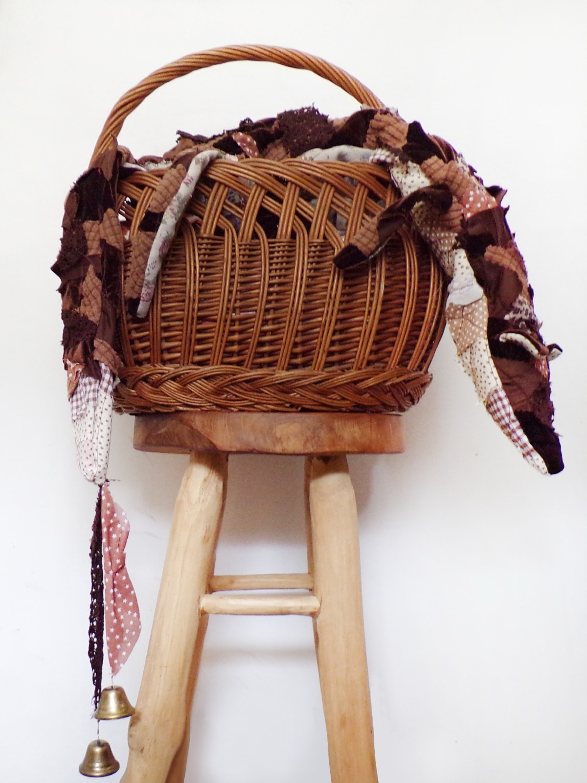 Sutures
2026
Les mustélidés, omniprésents mais invisibles, traversent les marges de notre monde.
Peau de belette suspendue, mâchoire de martre clouée à une porte, fourrure d’hermine portée sur les épaules : ils furent à la fois trophées et talismans, protecteurs domestiques censés éloigner vermines, malheurs et peines de cœur.
Sutures assemble une dépouille fragmentée et expose la tentative de réparation qui l’accompagne. Au-delà de la réparation de l’animal mutilé, les assemblages colmatent les fissures d’une carapace intime, d’une chance fragile, d’un foyer assombri.
Réalisée en crazy quilting, pratique textile née dans les foyers de l’ère industrielle et inspirée du kintsugi, Sutures compose une nouvelle peau à partir de fragments hétérogènes. Les tissus proviennent de textiles déjà présents dans le quotidien — anciens rideaux, robes, vêtements — porteurs d’usages et de mémoire. Les coutures, visibles et irrégulières, deviennent des cicatrices : elles maintiennent les morceaux ensemble sans effacer la fracture initiale.
🤍🦴
N.B : Une semaine après la réalisation de cette pièce, une belette est venue me rendre visite à la fenêtre de ma chambre en pleine nuit 🤞(le printemps, son soleil et son air frais arrivent 🌷)
🗓️ RAPPEL : Ce weekend je participe à l’atelier ouvert à l’atelier 21:21, les horaires et infos pratiques sont dans une publication dédiée 😘