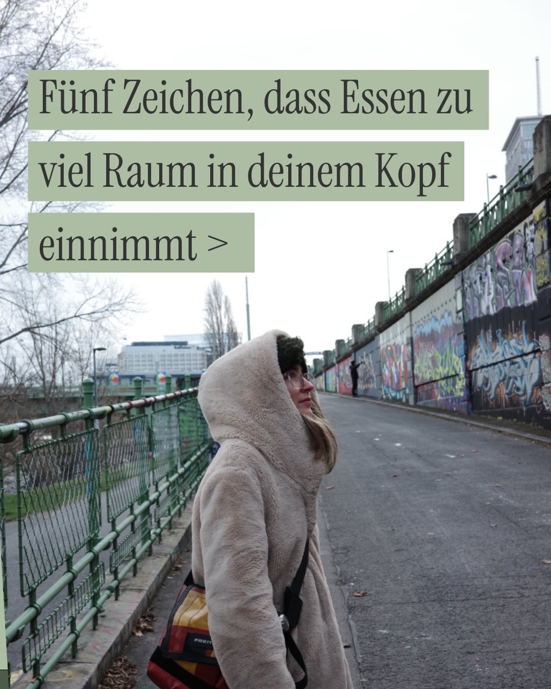 Viele Menschen denken, ihr Problem mit Essen liegt an fehlender Disziplin.
Sie nehmen sich morgens vor:
„Heute mache ich alles besser.“
Und am Abend fühlen sie sich wieder, als hätten sie versagt.
Aber hier ist eine wichtige Wahrheit:
Wenn Essen ständig Raum in deinem Kopf einnimmt, hat das nichts mit mangelnder Willenskraft zu tun.
Viele stecken in einem Kreislauf aus Regeln, Kontrolle und Neustarts. Je mehr sie versuchen, alles richtig zu machen, desto mehr Energie kostet es. Essen wird laut im Kopf. Gedanken kreisen. Und irgendwann entsteht dieser Moment, in dem alles zu viel wird.
Wenn du dich in diesen Punkten wiedererkennst: Du bist nicht allein. Und du bist nicht gescheitert.
In meinem kostenlosen Webinar spreche ich darüber, warum Essen für viele Menschen so viel mentalen Raum einnimmt und warum klassische Ansätze oft erschöpfen statt helfen.
Du wirst verstehen, warum dein Körper nicht dein Gegner ist und warum Veränderung auch ohne Druck entstehen kann.
Den Link zum Webinar findest du in der Bio.
#heißhungerbekämpfen #heißhunger
Bild: @dude_called_luke