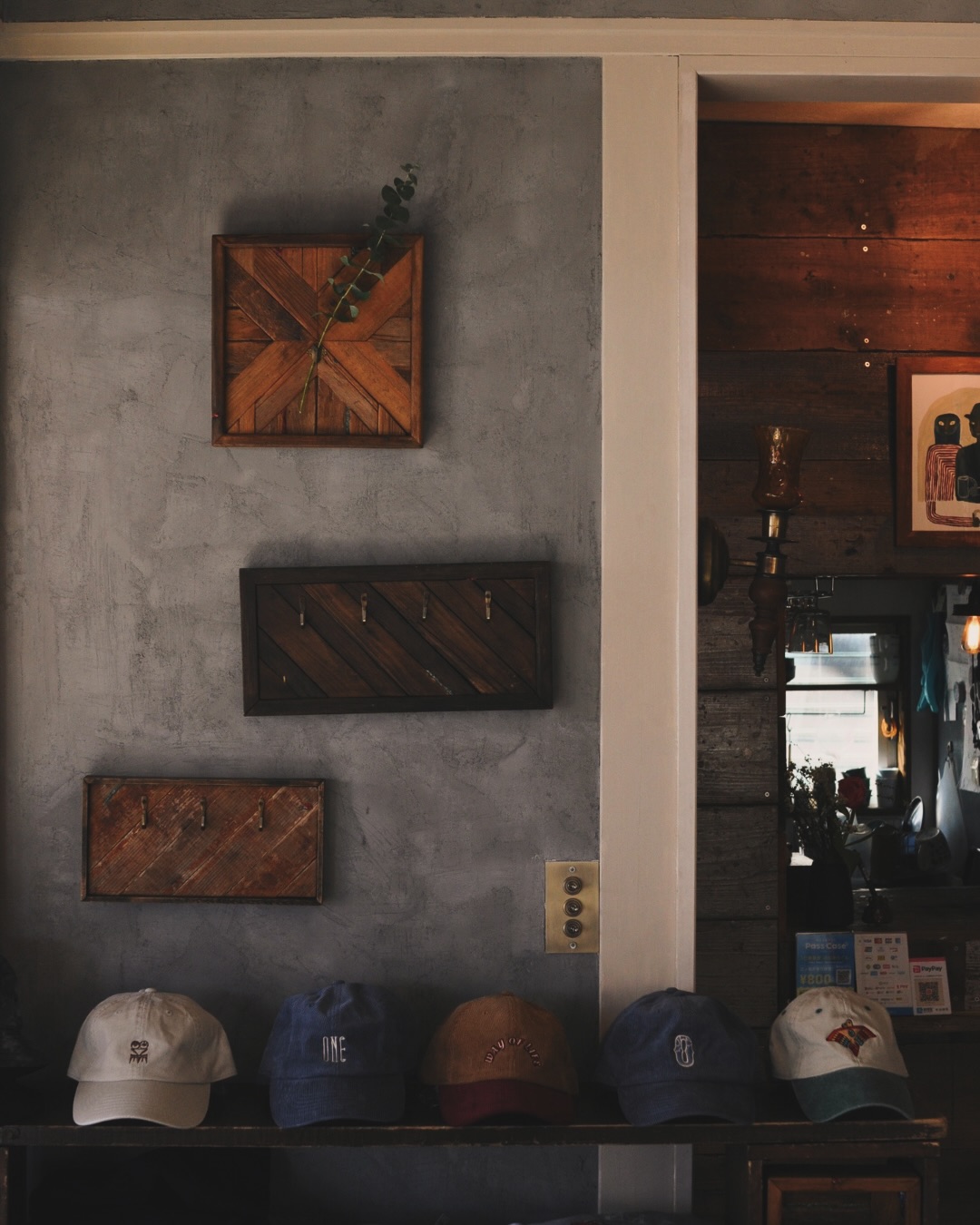 昨年より、弊社が拠点とする鎌倉市腰越にて、設計からお手伝いさせていただいた、ONE KAMAKURA アトリエ兼ショップの改修プロジェクト。
本日リニューアルオープン。
NECCOにとって、初めて腰越で実現した設計プロジェクト。
「お手伝いさせていただいた」という言葉が本当にピッタリのプロジェクトでした。
我々は、シュウさんとマユさん(ONE KAMAKURAのおふたりを我々はそう呼ぶ)の実現したい事を伺い、
○図面・模型を用いて要望を再現
○技術的に可能かを検証
○見積り及び予算管理
○悩んでいるポイントのご相談に乗る
事をしてきました。設計したというよりも、伴走したという感覚です。
色々ありました。
電気屋さんが体調不良で、急遽腰越の電気屋さん(いつもピンチの時に助けていただいている)に土日で工事入っていただいたり、などなど。
1ヶ月と1週間ほどの工事期間、こんなに現場に行ったのは初めての事。忙しながらも本当に充実した日々でした。
おふたりそれぞれのアイデアとセンスが、時にぶつかりながらも混ざり合い、最終的に良き色味に落ち着いていく経過を、伴走しながら眺めていました。
今日お店に伺い、完全に養生が剥がされ、整えられたディスプレイ空間を目の当たりにし、良いモノができあがったんだなと実感し、その感覚を噛み締めました。
2026年、NECCOが変わる決断をしたこのタイミングで、ONE KAMAKURAの改修工事に携わる事ができて良かったです。ありがとうございました!
P.S.
天井のヤスリがけは、ほどほどに☆
首が何本あっても足りまへん笑
塗装屋さん、いつもありがとうございます😭
#鎌倉
#建築
#設計事務所
#店舗設計
#リノベ