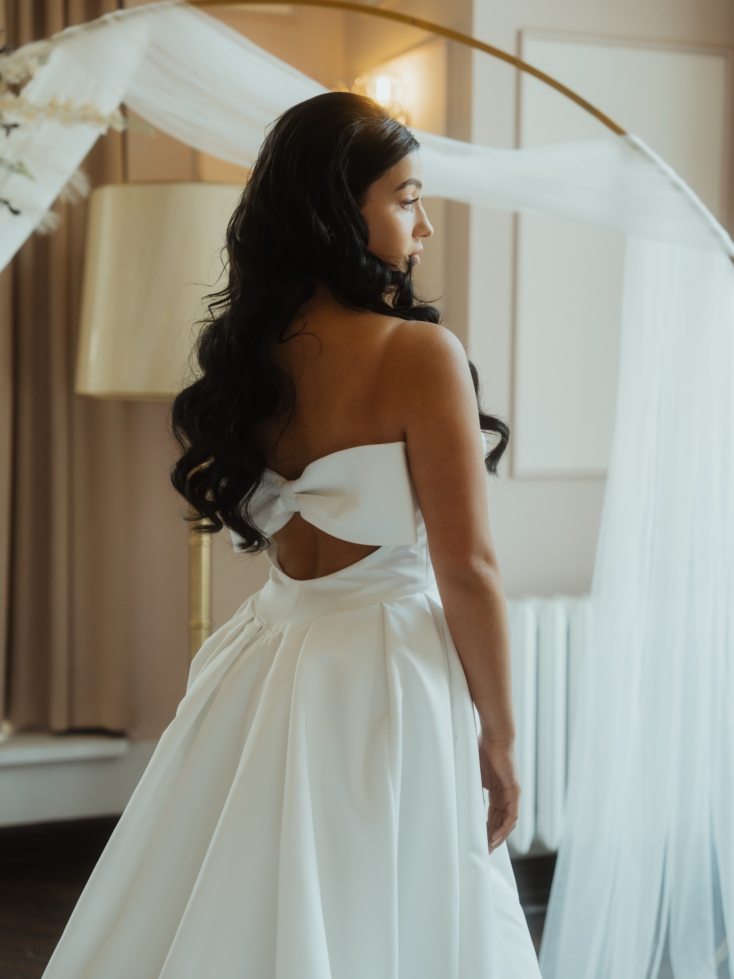 Clean lines. Soft bow. Timeless bride. 🎀🤍
Planung & Organisation: @tatjanakeller.weddings
Fotografin: @nifa.pictures
Model: @vanessakruck
Dekoration: @dekoverleih_daniela_dockhorn
Schmuck: @marcus_biesecke_schmuck
Make-Up & Hair: @jennifer_heiland.makeupartist