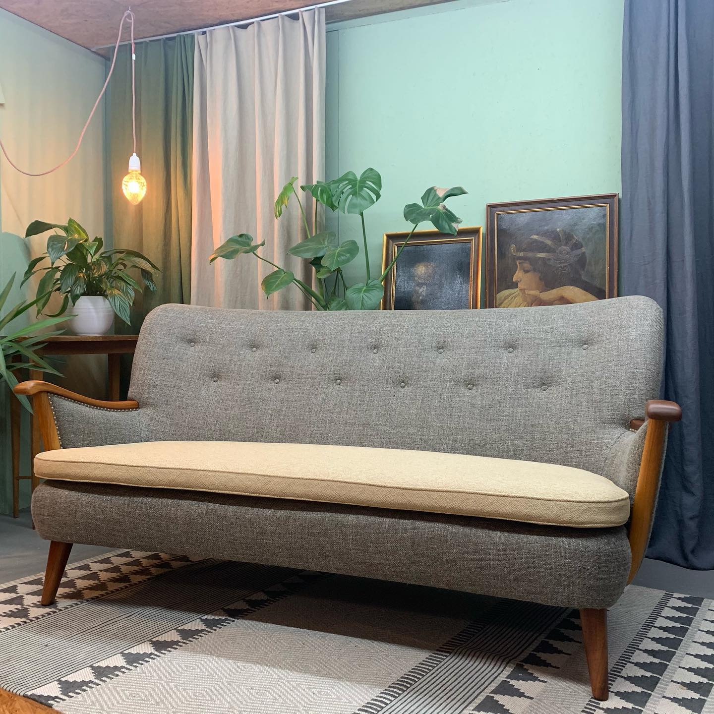 Kennt Ihr das? Wenn man zu viel zu tun hat leiden die Sozialen Medien. Wir dürfen so tolle Arbeiten machen. Und deshalb muss ich einiges nachträglich zeigen. Unser ROHLING MAY neu Restauriert, mit Kokosfasern, Kontrolliert Biologischem Latex und einem Jaquardgewebe von William Morris ein Traum. Das Holz wurde aufgearbeitet. Traumhaft. Ich hätte es gerne selbst behalten. #rostoffe #innendekorationen #dekoration #wohnen #polsterei #vorhänge #wandverspannung #interiordesign #natürlichwohnen #winterthur #swissdesignblog #Innenarchitektur #Handmade #swissmade #handwerk #innenarchitektur #zuerich #zürich #williammorris