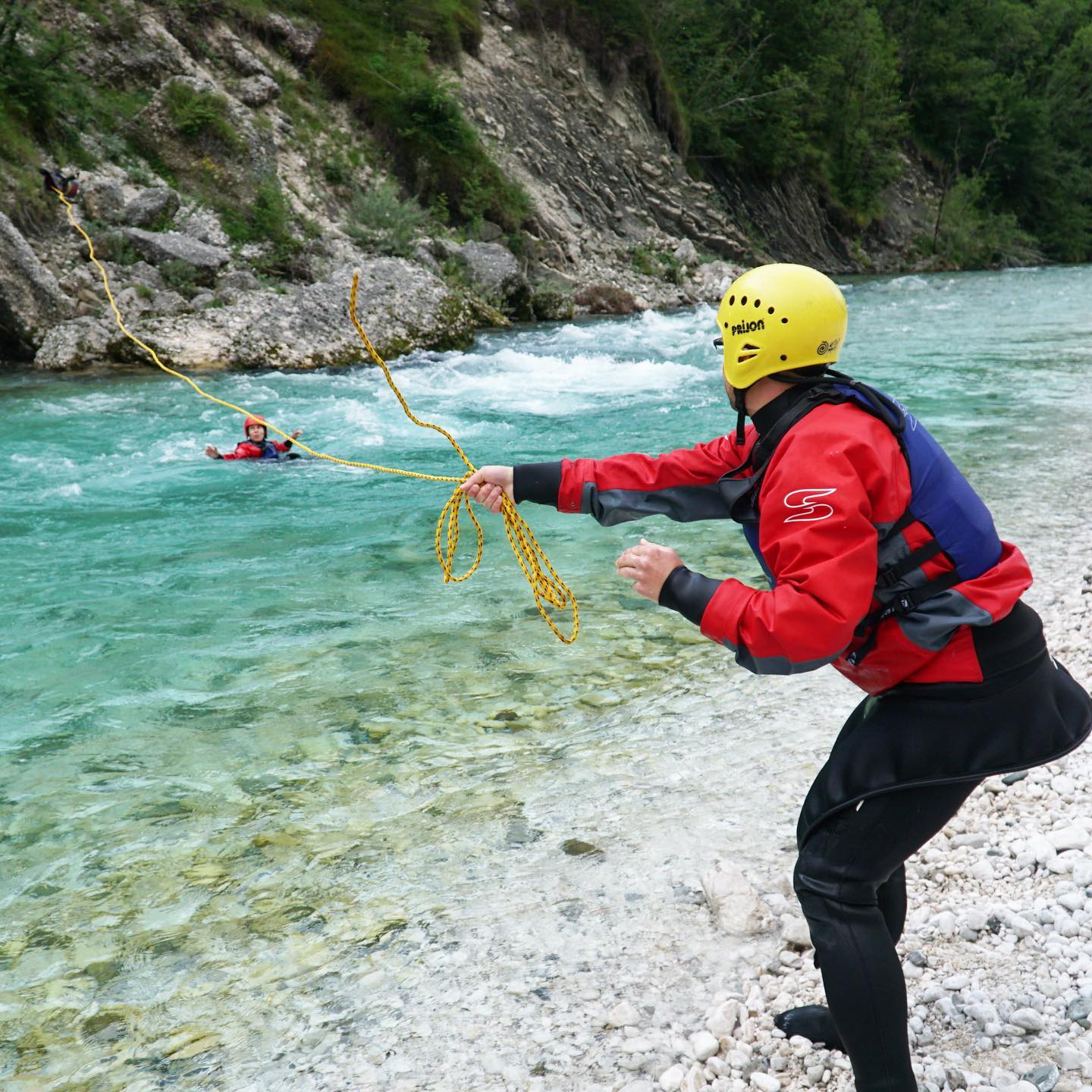 A part of our beginner course is also learning about various river rescue techniques. Good aim buddy 😁 #kobarid #slovenia #soča #kayaking #whitewater #whitewaterkayaking #socavalley @kobaridkayakschool @kampkoren @sandiline_official @exo_kayaks @ophion_paddles