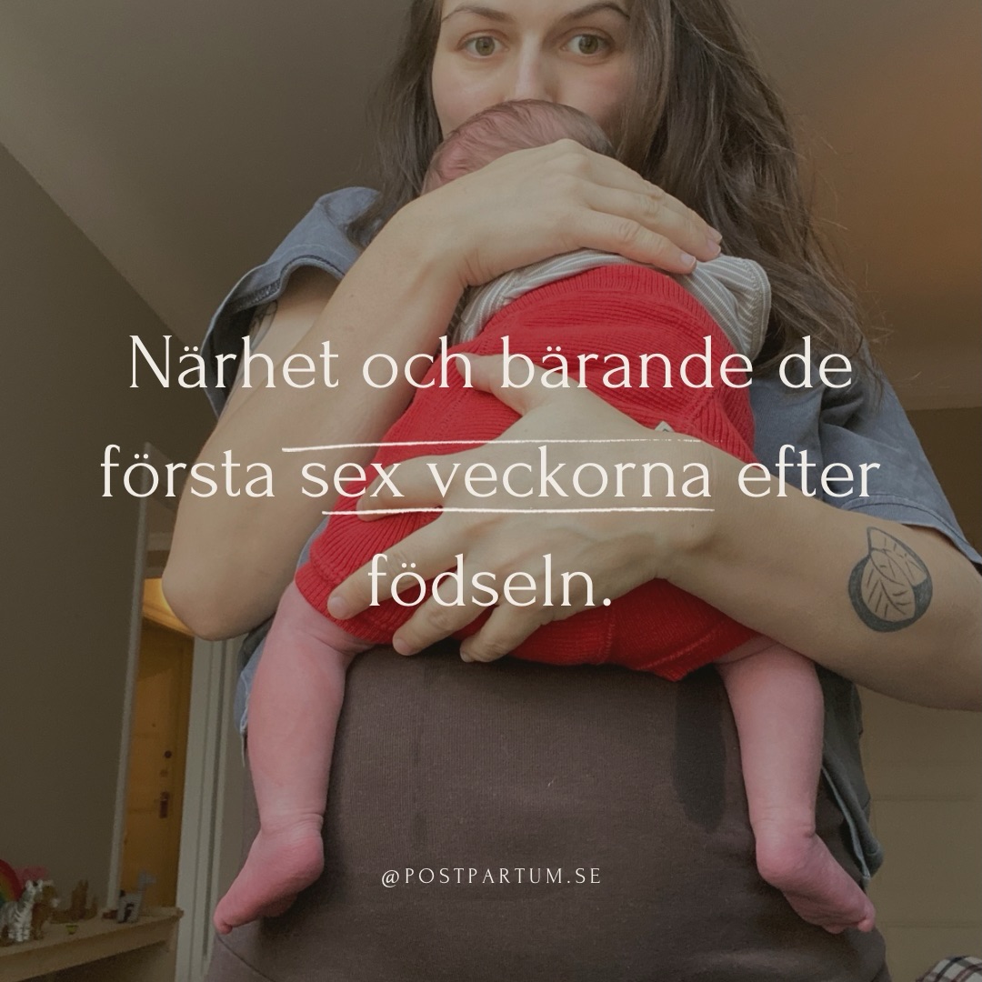 När jag var gravid med min första följde jag en kvinna på Instagram som gjorde en heldagshike med sin nyfödda i sele, fem dagar efter födseln.
Jag ville vara som hon.
Jag köpte en jättesnygg sele som blev som en extra kroppsdel. Sen diagnostiserades jag med framfall ett år efter födseln.
Det är absolut inte selens fel att min bäckenbotten inte läkte optimalt (många faktorer påverkade). Men bärselen möjliggjorde för mig att gå tillbaka till en aktiv livsstil innan min kropp var redo.
Nu, 4,5 år senare, vet jag att två saker är sant:
— Att bära sin unge är ett naturligt beteende hos människor liksom andra primater.
— Kvinnor har ett fysiologiskt behov av att vila de första 6 veckorna (cirka 40 dagar) efter födseln.
Efter min dotters födsel fick jag rådet av fantastiska @indiebirthwork att bära mest i armarna i början. Bärande i armarna är dynamiskt. Man ändrar position oftare. Armarna bär en del av tyngden, vilket gör att man inte orkar bära så länge. Det minskar automatiskt risken att överbelasta en läkande bäckenbotten.
Bebisar vill vara nära en vuxens kropp (helst mammans) konstant de första veckorna efter födseln. Det är inte en generalisering. Alla bebisar föds med en förväntan om konstant fysisk närhet, även de som inte kommunicerar detta behov alla gånger.
För att kunna tillgodose det behovet blir bärsele och bärsjal självklart praktiska verktyg, men man kan också välja att se barnets närhetsbehov som en inbjudan, eller begäran till och med, att vila.