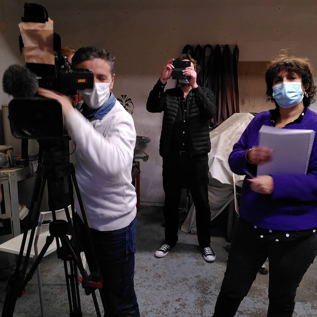 Merci @france_tv pour le tournage d'hier en plein atelier "Fabrique ton couteau". Ça permet de voir en images comment se déroule un des ateliers.
Diffusion au JT de midi de @france3 national d'ici la fin de l'année.