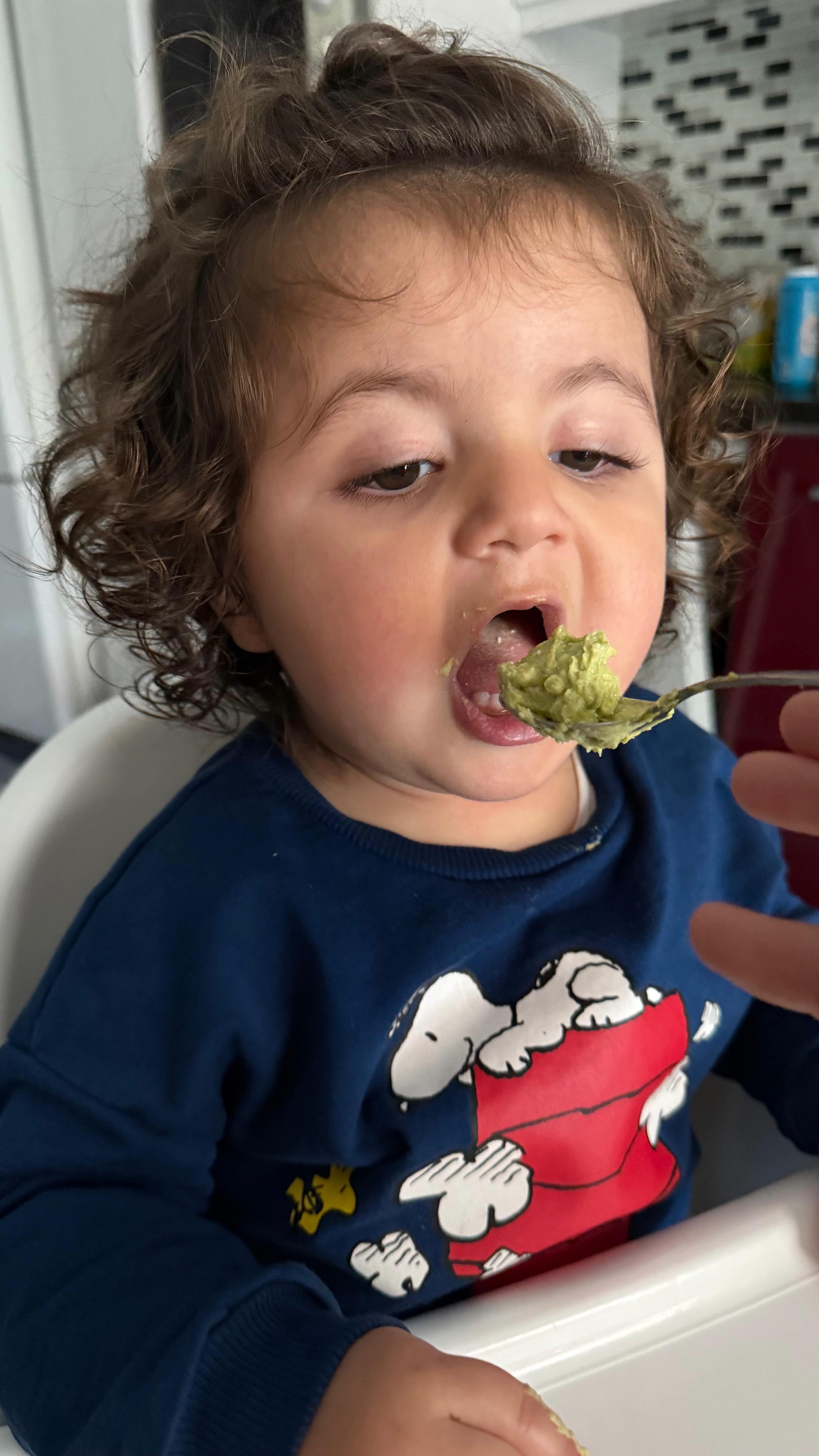 Bebişlere sağlıklı ve pratik bir kahvaltı hazırlıyoruz 🥑
Yarım olgun avokado, biraz süzme peynir ve çok az zeytinyağı…
Doğal, besleyici ve minikler için harika bir başlangıç.
Siz bebişlerinize avokadoyu nasıl hazırlıyorsunuz?
.
.
.
.
#bebekkahvaltısı #bebekbeslenmesi #ekgıda #ekgıdatarifleri #bebekannesi