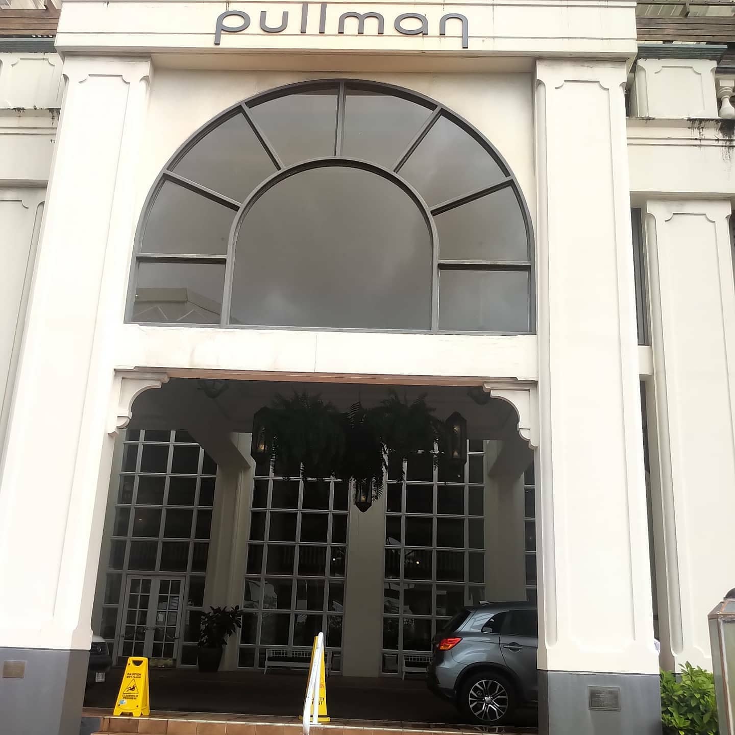 One of our new regular clients who understands the importance of presentation and a renewed view!
#pullmaninternationalcairns #pullmancairnsinternational @pullmancairnsinternational #cairns #windowcleanersdirect #renewyourview