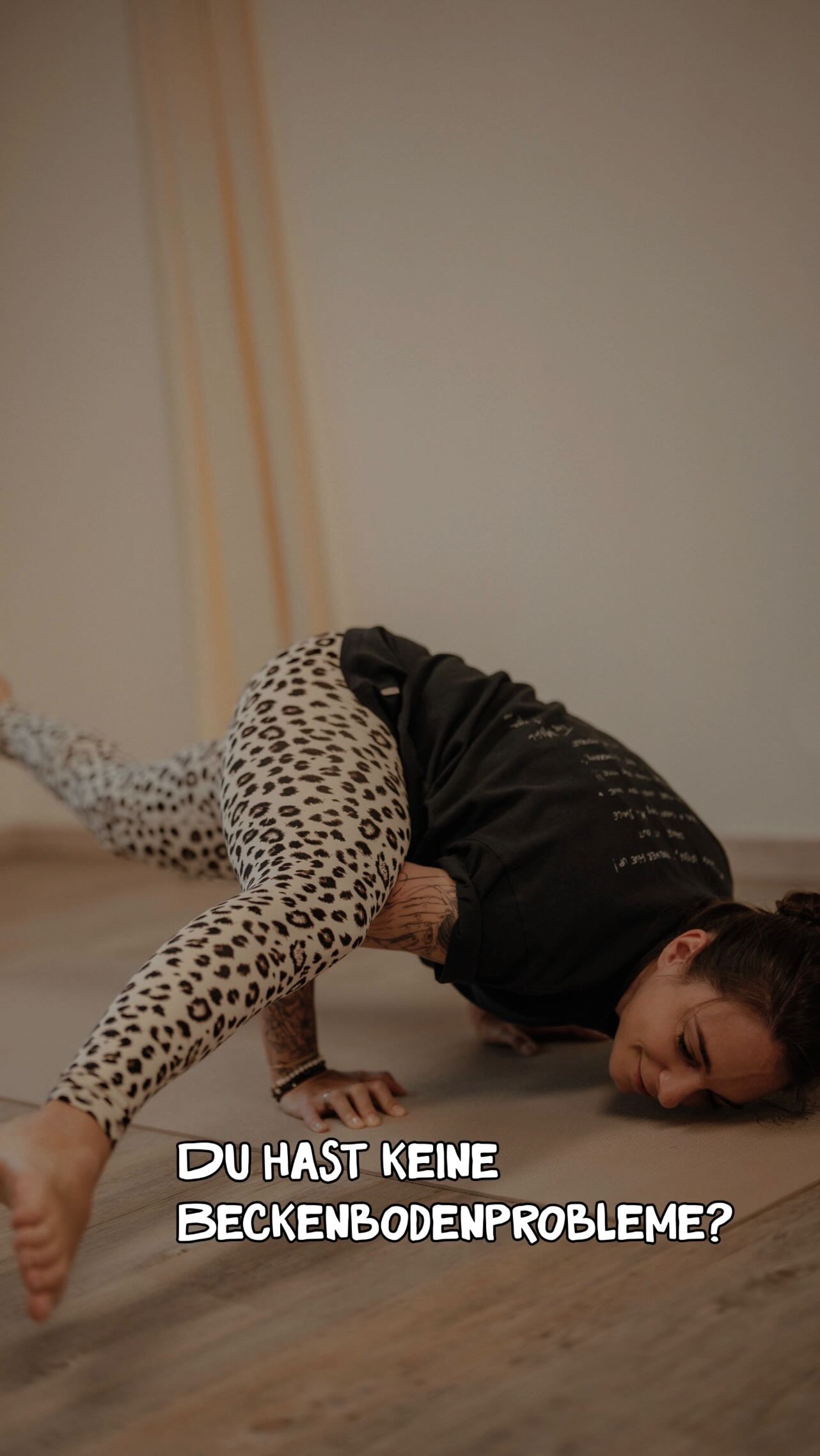 Wusstest Du das?
Wenn die Beckenbodenmuskulatur nicht richtig funktioniert, kann das die Körperhaltung und Bewegungsmuster beeinflussen. Menschen mit Beckenbodenproblemen verändern oft unbewusst ihre Haltung, um Schmerzen oder Unbehagen zu minimieren – meist entstehen dabei Kompensationsbewegungen.
Diese Veränderungen können subtil oder auffällig sein:
1️⃣ Vorwärtsneigen des Beckens:
Manche Menschen kippen ihr Becken nach vorne, um den Druck auf die Beckenbodenmuskulatur zu verringern. Das kann zu einer Überdehnung im unteren Rücken und zu einer unnatürlichen Krümmung der Wirbelsäule führen.
2️⃣ Zurücklehnen:
Um den Druck auf den Beckenboden zu mindern, lehnen sich manche leicht zurück, was die Ausrichtung von Wirbelsäule und Hüfte beeinflusst.
3️⃣ Gehveränderungen:
Probleme mit dem Beckenboden können dazu führen, dass sich der Gang verändert, um Druck auf die Muskulatur zu minimieren – manchmal zeigt sich das in einem hinkenden oder steifen Gang.
4️⃣ Häufiges Positionswechseln beim Sitzen:
Viele Betroffene können nicht lange in einer Position sitzen und wechseln häufiger die Sitzhaltung oder stehen auf, um das Unbehagen zu lindern.
5️⃣ Vermeidung bestimmter Bewegungen:
Um Schmerzen zu vermeiden, werden Bewegungen oder Aktivitäten gemieden, die den Beckenboden belasten – etwa schweres Heben, schnelles Aufstehen oder bestimmte Sportarten.
Diese Anpassungen können wiederum weitere Kompensationen auslösen:
6️⃣ Überbeanspruchung anderer Muskelgruppen:
Ist der Beckenboden schwach oder verspannt, übernehmen Bauch-, Rücken- oder Hüftmuskulatur mehr Arbeit. Das kann zu Verspannungen und Schmerzen führen.
7️⃣ Veränderte Atemmuster:
Manche Menschen atmen flacher, um den Druck auf den Beckenboden zu reduzieren – besonders bei Aktivitäten, die eigentlich eine tiefere Atmung erfordern.
Doch was hilft wirklich?
Genau dafür biete ich regelmäßig Kurse an:
COREflow, HYPOpressives Training, RückbildungsYOGA und BeckenbodenFITNESS.
Melde dich gerne zu meinem Newsletter über den Link in der Bio an – dort erfährst du regelmäßig mehr dazu. 🩷
@denise.madeleine.mueller
@yoga.natur.vegan - Dein Studio
BECKENBODEN
FRAUENGESUNDHEIT
KÖRPERMITTE