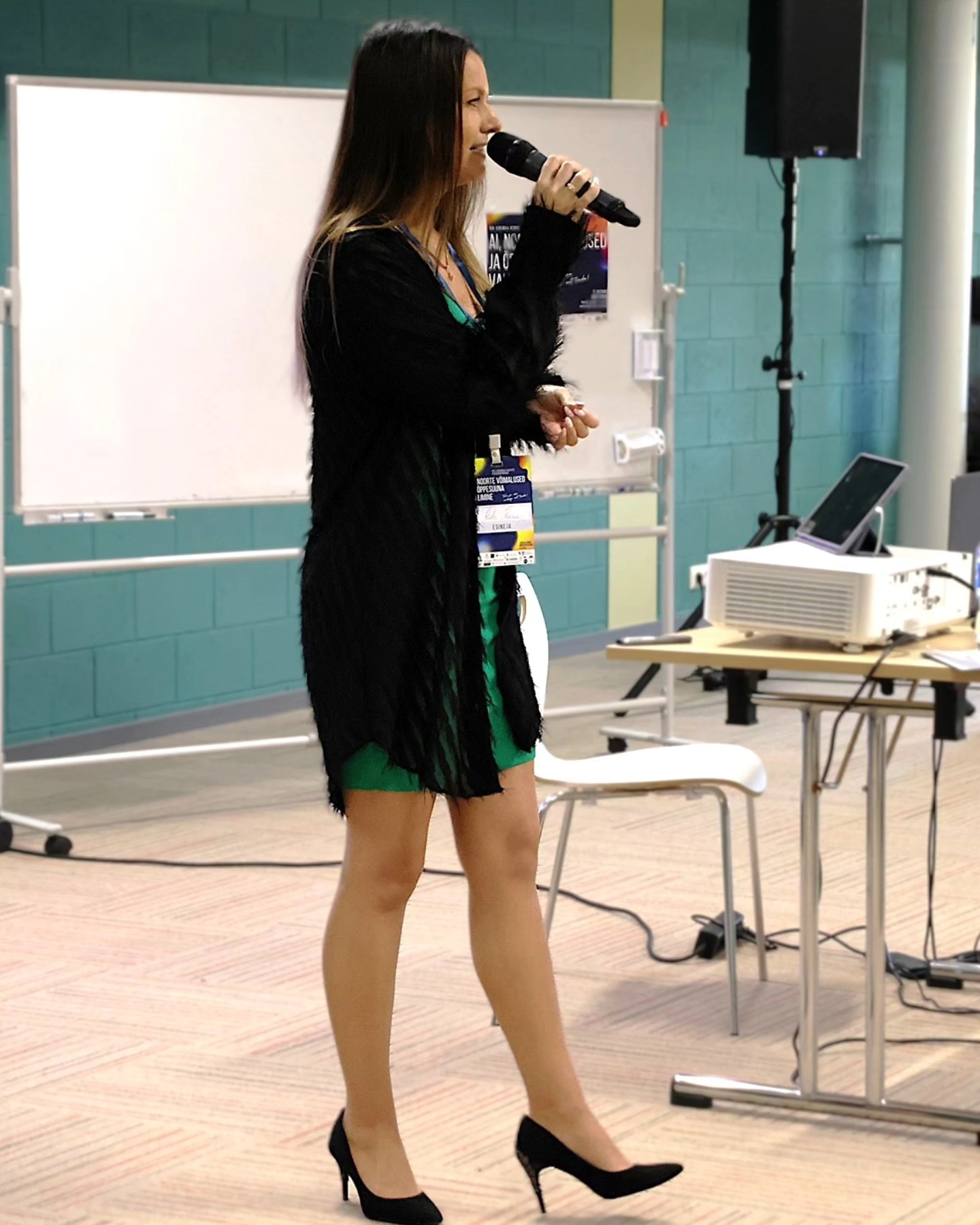 Mida ütleksid Sina täna oma nooremale minale, 7.-9. klassi õpilasele, et kasvatada endas julgust avastada oma potentsiaali ja karjäärivalikuid? 🤩
Mulle avanes 17.10 Ida-Virumaa noorte sügisseminaril "AI, NOORTE VÕIMALUSED JA ÕPPESUUNA VALIMINE" võimalus avardada noorte mõtteviisi ja eneseteadlikkust karjäärivalikutest.
Osalejateks oma karjäärivalikute just parimas alguspunktis 7.-9. klassi õpilased + YouTube ülekande vaatajad.
Ma jagasin nendega oma teekonda tagasihoidlikust ja ebakindlast Kadrist, kes just 7. klassis otsustas, et on aeg! Aeg olla enamat, kui tagasihoidlik, vaikne ja vaid koolis käimisele pühendunud Kadri. Ma otsustasin haarata põnevatest võimalustest ja vaadata, kuhu see mind viiks. See viis mind pööraselt ägedale teekonnale, mis samm sammult on toonud mind tänasesse hetke. ☀️
Aitäh Kohtla-Järve Noortevolikogu noored ja @alissa.linter, et kutsusite ja usaldasite! 🙏🫶
Aitäh noortekogu fotograafile ja Alisale, kes suutsid vaatamata minu pidevale liikumisele, hetki pildile püüda. 😅
PS! Tegelikult on sellest seminarist ka salvestus, kellel on uudishimu kuulata, siis kirjuta mulle ja saadan Sulle lingi. 😉
#karjäärivalik #inspiratsioon #