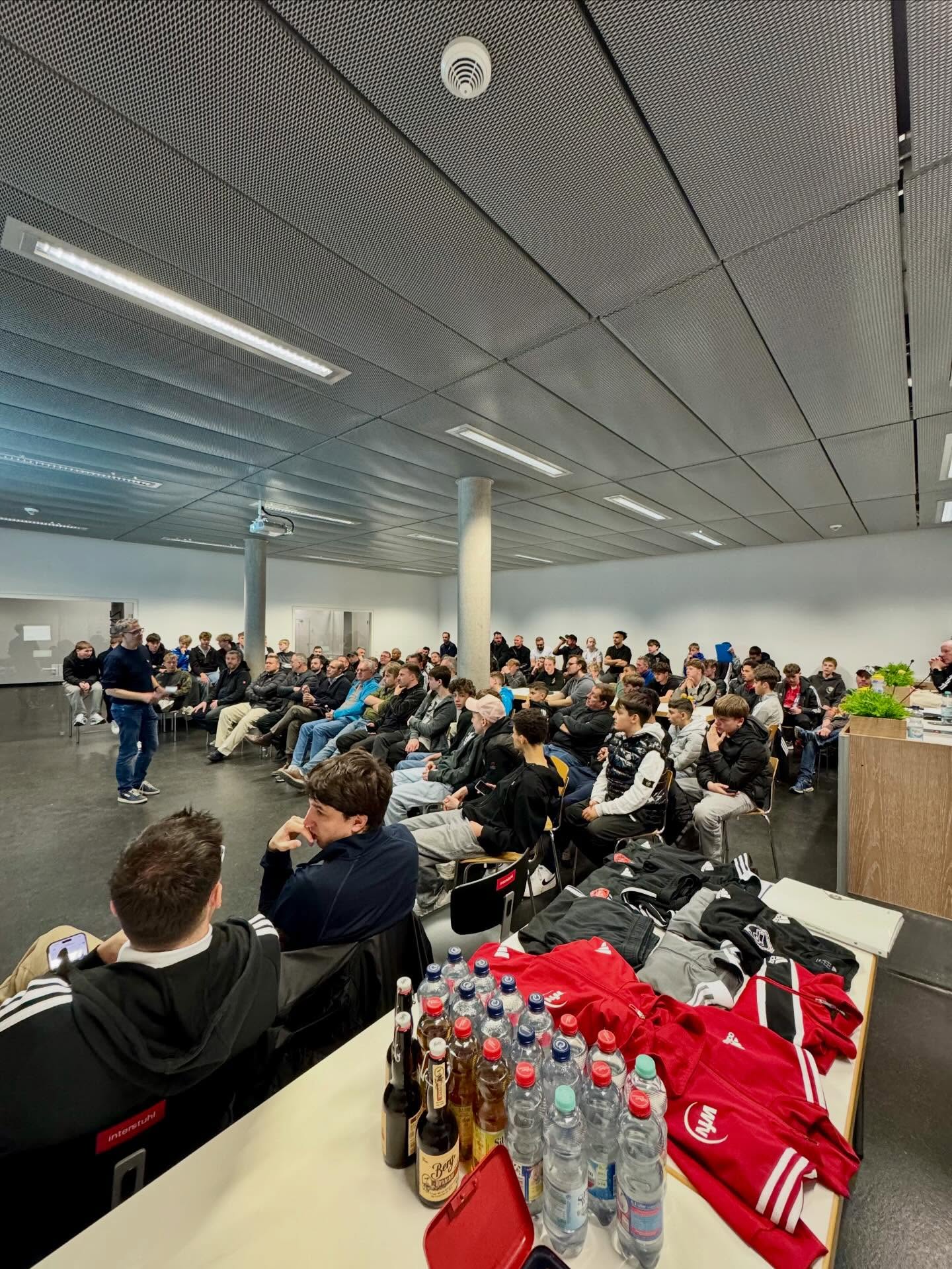 Über 110 Schiedsrichter*innen beim gestrigen Schulungsabend im Presseraum des Stadions an der Kreuzeiche – der Raum platzte aus allen Nähten! 🔥⚽️
Auf dem Programm stand ein Konformitätstest mit 14 Videoszenen, vorbereitet von Gerrit Nobiling (SRG Ludwigsburg). Aufgabe für die anwesenden Schiris war es, die Szenen möglichst einheitlich zu bewerten – eine spannende Herausforderung und gleichzeitig eine wichtige Übung für eine einheitliche Regelauslegung auf dem Platz.
Im Anschluss erinnerte Obmann Ronny daran, die eigenen Freihaltungen sorgfältig zu pflegen. Außerdem der Hinweis: Bitte meldet Vereine, die keine technischen Möglichkeiten zur Erfassung des Spielberichts zur Verfügung stellen.
Zum Abschluss noch ein Ausblick: Am 20. März bekommen wir erneut Besuch von Qualle – Termin schon jetzt vormerken! 📅
#Schiedsrichter #srgreutlingen #Schulungsabend #ehrenamt #respektfürdenschiedsrichter