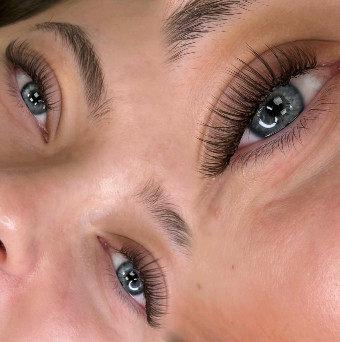 Lashes that speak luxury 🤎✨
Stunning brown hybrid lashes, by our talented lash tech @rach_lash_artist
Book your appointment today by clicking the link in our bio 📲