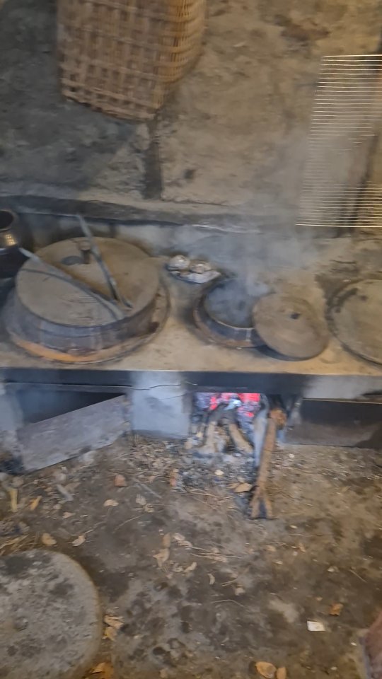 Inside a traditional Jeju thatched house kitchen.
A simple hearth and iron pot where everyday life once gathered around the fire. 🔥
#JejuIsland #JejuCulture #TraditionalKitchen #JejuHeritage #JejuTravel