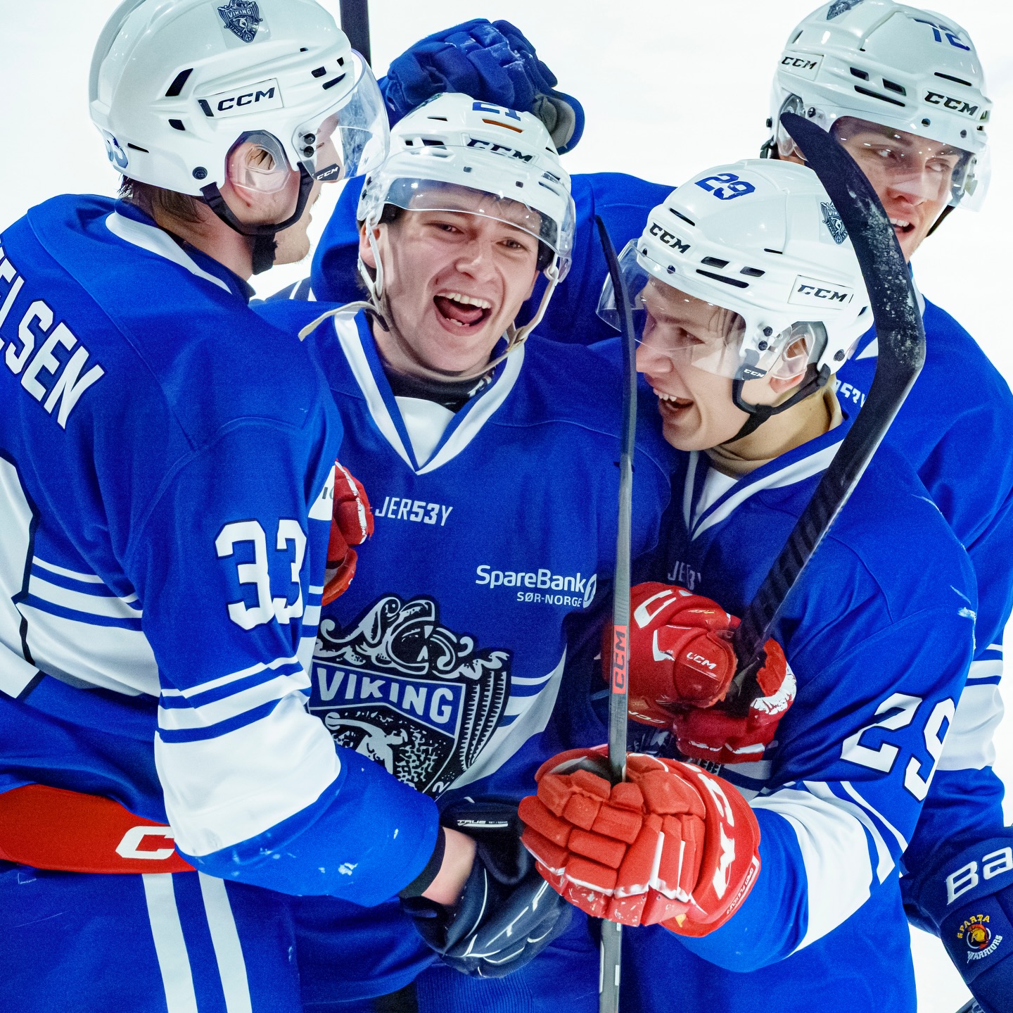 Kvalikplassen er sikret! 🚨 Med 5-2 borte mot @tonsbergvikings tar @bergenslaget steget videre i kampen om 1. divisjon.
En enorm prestasjon av et lag med en snittalder på under 20 år, spesielt etter at 15 spillere forsvant før sesongen. 🏒🔥
Les hele kampreferatet, fun facts og alle reaksjonene på Hockey4You via lenken i bio!
#2hockey #hockey4you #norskishockey #norskhockey #2div