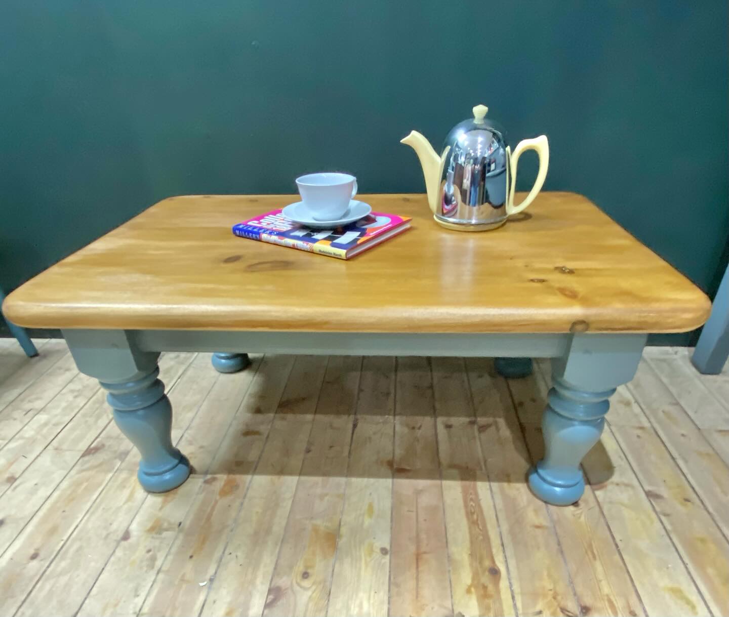 The start of another week and isn’t it great that the days are getting lighter for longer. Spring feels like it’s springing.
We have a few new items to show you this week so keep your eyes peeled but today will be mainly spent cleaning waxing and buffing😂
First up is a lovely pine coffee table painted in De Nimes (Farrow & Ball) with varnished top.
Measuring 91 cms x 60 cms x 39 cms high.
£75 including free local delivery
#pinecoffeetable #pinetable