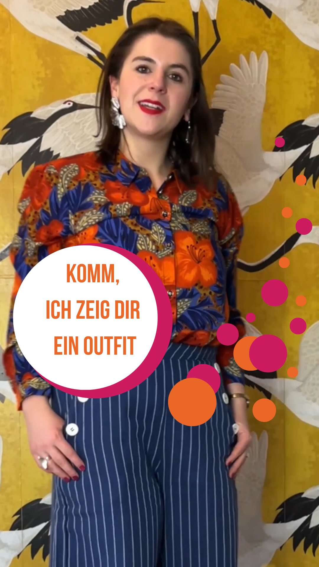 Frei zeige ich dir ein Outfit, dass die Mustermix perfektioniert. Große Blumen (Blumen,bluse aus Viskose 89,95) passen zu länglichen Streifen (maritime Hose 149, 95 €) und dazu eine Jacke aus Leinenmix (159,95 €). Die weißen Sneaker seht ihr in einem anderen Video noch ganz genau (179,95 €) wenn du Spaß an Mode hast und farbenfrohe Outfits magst, freue ich mich, wenn du gekommen bist, um zu bleiben #GeigerSchuheUndTextil #Mode #Nachhaltig #LieblingsOutfit