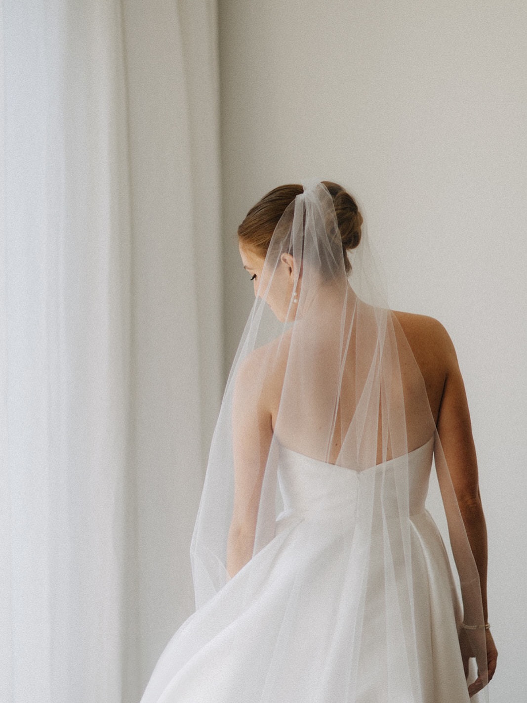 There’s always a moment during a wedding morning when everyone stops for a second and just stares.
Usually it’s right after the final pin goes in.
The curls settle.
The veil goes on.
The bride looks in the mirror…
…and suddenly the room gets very quiet.
Not because anyone planned it that way.
Just because everyone realizes:
oh wow… this is really happening.
Those are my favorite moments. ✨
If you’re planning your wedding right now, tell me:
are you a curls, waves, or sleek bun kind of bride?
#curlybride
#bridalhairinspo
#modernbride
#chicagobride
#luxebridalbeauty
Photography: @lorenweddings
Coordination: @olivefineweddings, @noelle__bushman
Venue: @morgansonfulton
Entertainment: @okynemedialab | DJ Alan
Florist: @flowersbystem
Hair and Makeup: @beautybyannkrause
Stationary/Day of Signage: @truly.engaging | @papier
Wedding Gown: @vwidon
Welcome Party Venue: @bigstarchicago
Accommodations: @theemilyhotel