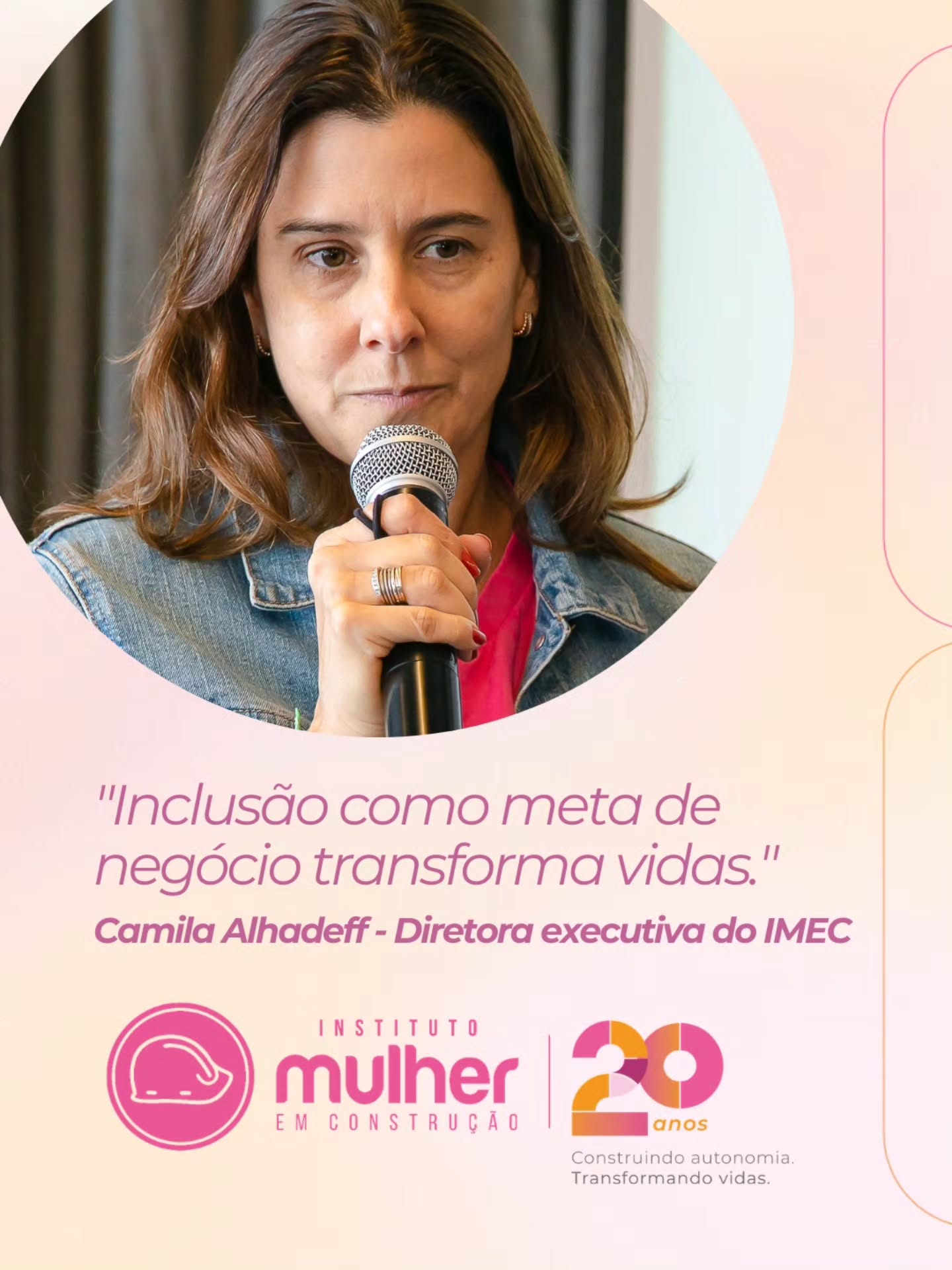 Ao completar 20 anos, o Instituto Mulher em Construção decidiu fazer algo simples e poderoso: dar voz às pessoas que constroem essa história todos os dias.
Nas próximas semanas, vamos publicar 20 falas, 20 rostos e 20 reflexões sobre o trabalho do Instituto e o impacto da autonomia na vida das mulheres.
São frases de quem vive isso de perto: mulheres que passaram pelo Instituto, lideranças, parceiras, apoiadores e pessoas que acreditam no que fazemos.
Abrimos essa série com a fala de Camila Alhadeff, diretora executiva do IMEC:
“Inclusão como meta de negócio transforma vidas.”
Esse é um princípio que orienta o nosso trabalho: quando a inclusão entra na estratégia das empresas, ela gera renda, autonomia e novos caminhos para milhares de mulheres.
Essa é a primeira de 20 publicações, que serão compartilhadas até 30 de abril, data que marca o Dia Nacional da Mulher no Brasil.
A data homenageia Jerônima Mesquita, uma das pioneiras da luta pelos direitos das mulheres no país e articuladora política fundamental para a conquista do voto feminino em 1932.
Encerrar essa série nesse dia é também um gesto simbólico: lembrar que cada avanço que vemos hoje foi construído por muitas mulheres antes de nós.
E que essa construção continua.
#InstitutoMulherEmConstrução #IMEC20anos #autonomiafeminina