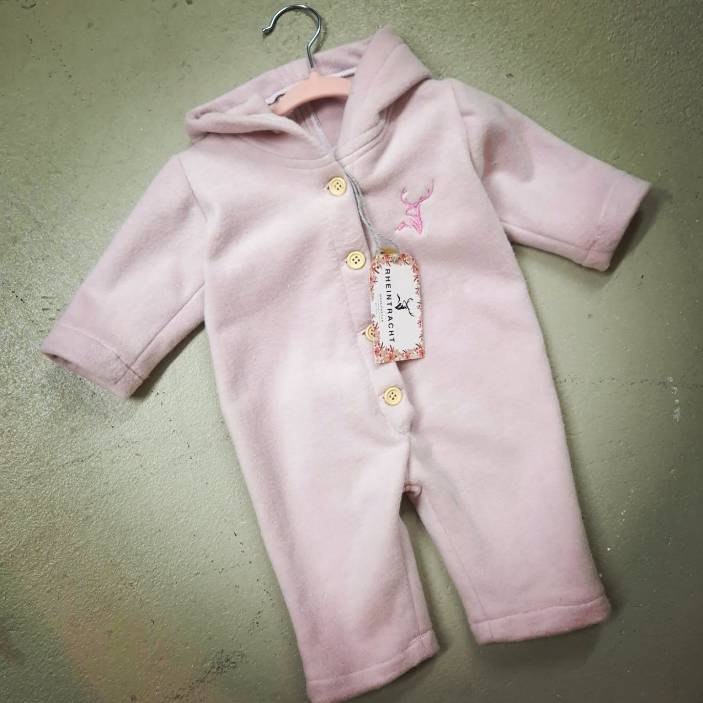 Für die ganz kleinen gibt es wieder die beliebten Babyoveralls aus einem samtweichen Babyfleece, 100% Baumwolle in den Größen 56/62.
.
.
Bei Interesse verschicken wir auch.
.
#babyoverall #babyfleece #trachten #bonnrheinsieg #babymode