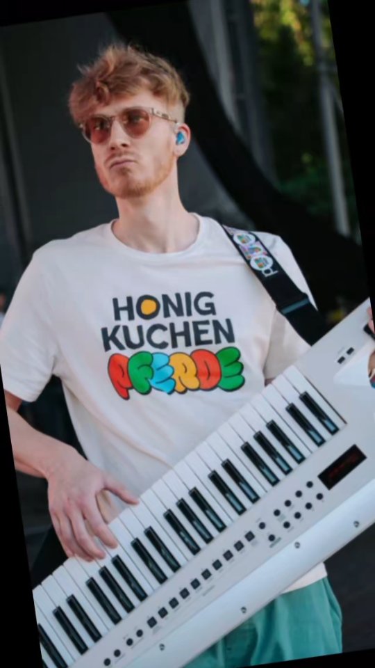 Wir machen heute fast alles digital.
Musik hören, Podcasts streamen, Nachrichten schreiben.
Aber manches bleibt einfach besser analog.
Zum Beispiel einen Hund streicheln. 🐶
„Digital“ – Die Honigkuchenpferde 🎶
#digital #honigkuchenpferde #familie #musik #kinder