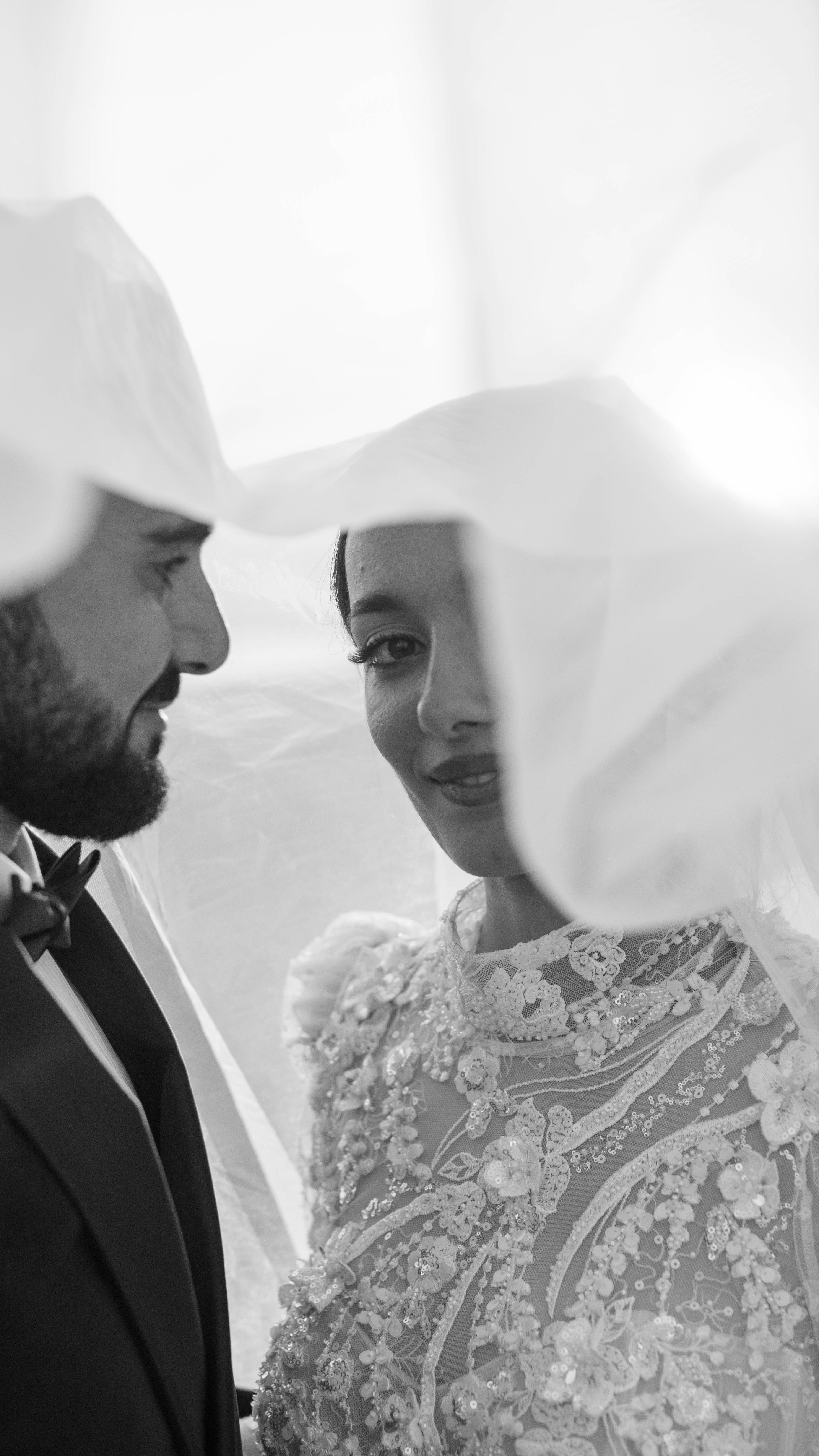 La golden hour ne dure que quelques minutes.
Pendant que la houppa se prolonge,
pendant que les émotions se vivent,
la lumière, elle, continue de descendre.
Et la séance couple peut vite passer au second plan.
Ces images ne sont jamais un hasard.
Elles sont pensées. Anticipées. Chronométrées.
Je vous guide pour que votre séance se fasse au moment parfait.
Chez EB Production, nous travaillons la lumière autant que l’émotion.
Vous imaginez votre séance couple en lumière dorée ?
#houppa
#mariagejuif
#mariagecotedazur
#goldenhour
#mariage2026
