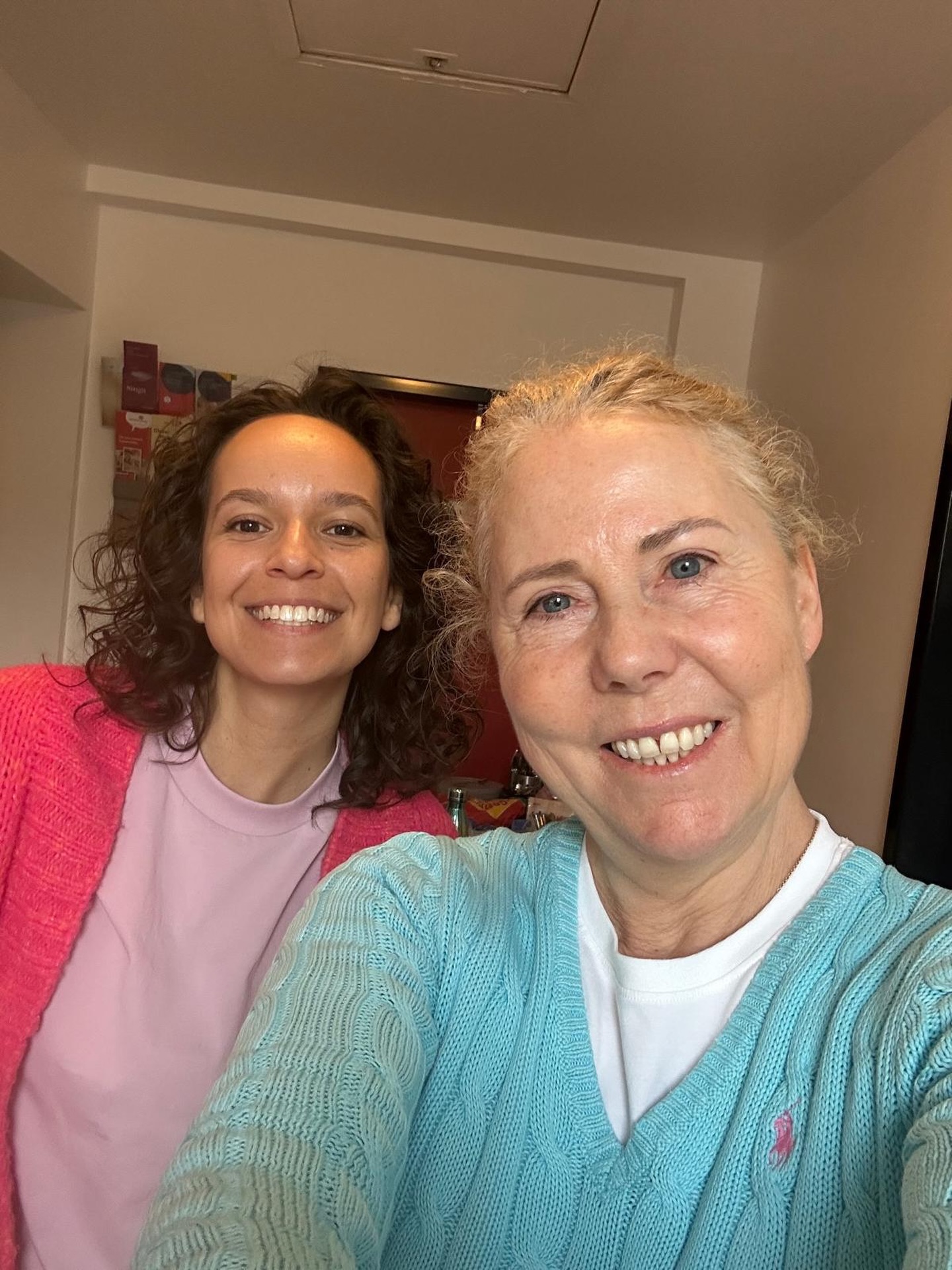 Body Voices Advanced ist gestartet! Mit diesem neuen Intensivprogramm erweitern wir unser Angebot über das Basic Wochenende und die monatlichen Nachtreffen hinaus – und begleiten eine kleine Gruppe Teilnehmender über ein ganzes Jahr. Über drei gemeinsame Wochenenden und kontinuierliche Online-Begleitung steht dieses Jahr die Atemarbeit im Zentrum, ergänzt durch unser buntes Bouquet an Methoden. @brigittavos & @debora.tassone leiten das Programm federführend, gemeinsam mit der Gründerin @eva_michielin. Jede Teilnehmende verfolgt dabei ihre eigene Intention, ihr nächstes persönliches Lebensziel, und den Weg dorthin gehen wir gemeinsam. Was beim ersten Wochenende bereits entstanden ist, hat uns tief bewegt – alles darüber gibt es im Blog (Link in Bio).