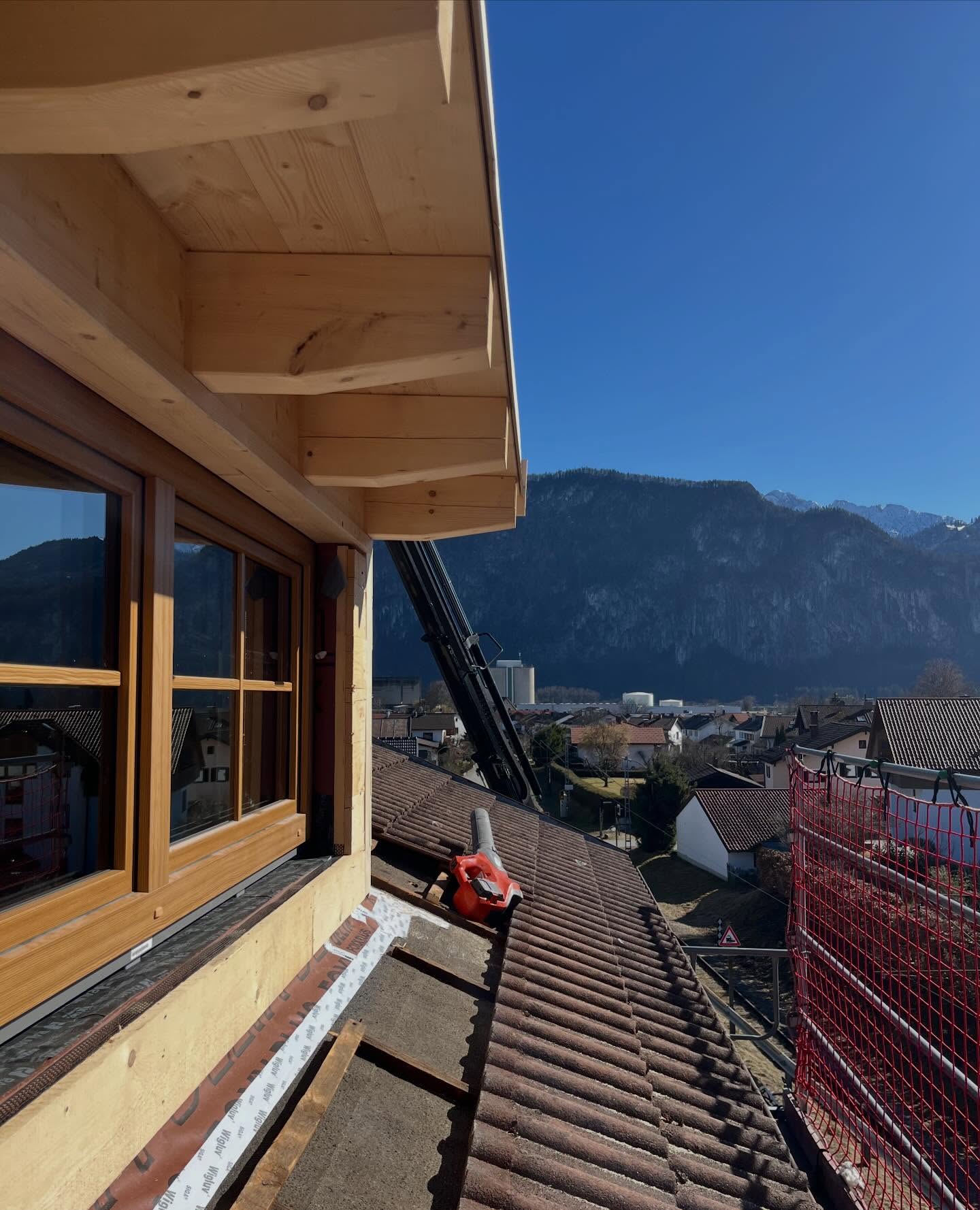 KERNSANIERUNG mit neuem Leben im Dachgeschoss✨
Bei diesem Projekt sanieren wir gerade ein älteres Haus komplett und schaffen neuen, modernen Wohnraum unter dem Dach.⚒️
• Zwei neue Gauben
• 6 große Dachfenster
• Holzständerwände im Dachgeschoss
• viel natürliches Licht
So entsteht ein lichtdurchfluteter Wohnbereich, der zeigt, wie viel Potenzial auch in älteren Häusern steckt.🌞
Mit der richtigen Planung lässt sich der vorhandene Platz optimal nutzen - und das mit einem traumhaften Blick auf das Kaisergebirge. 🏔️
Wir freuen uns schon darauf, euch bald mehr Einblicke in das Projekt zu zeigen!
#dachgauben #mehrwohnraum #ausaltmachneu #zimmereiniederthanner #kernsanierung