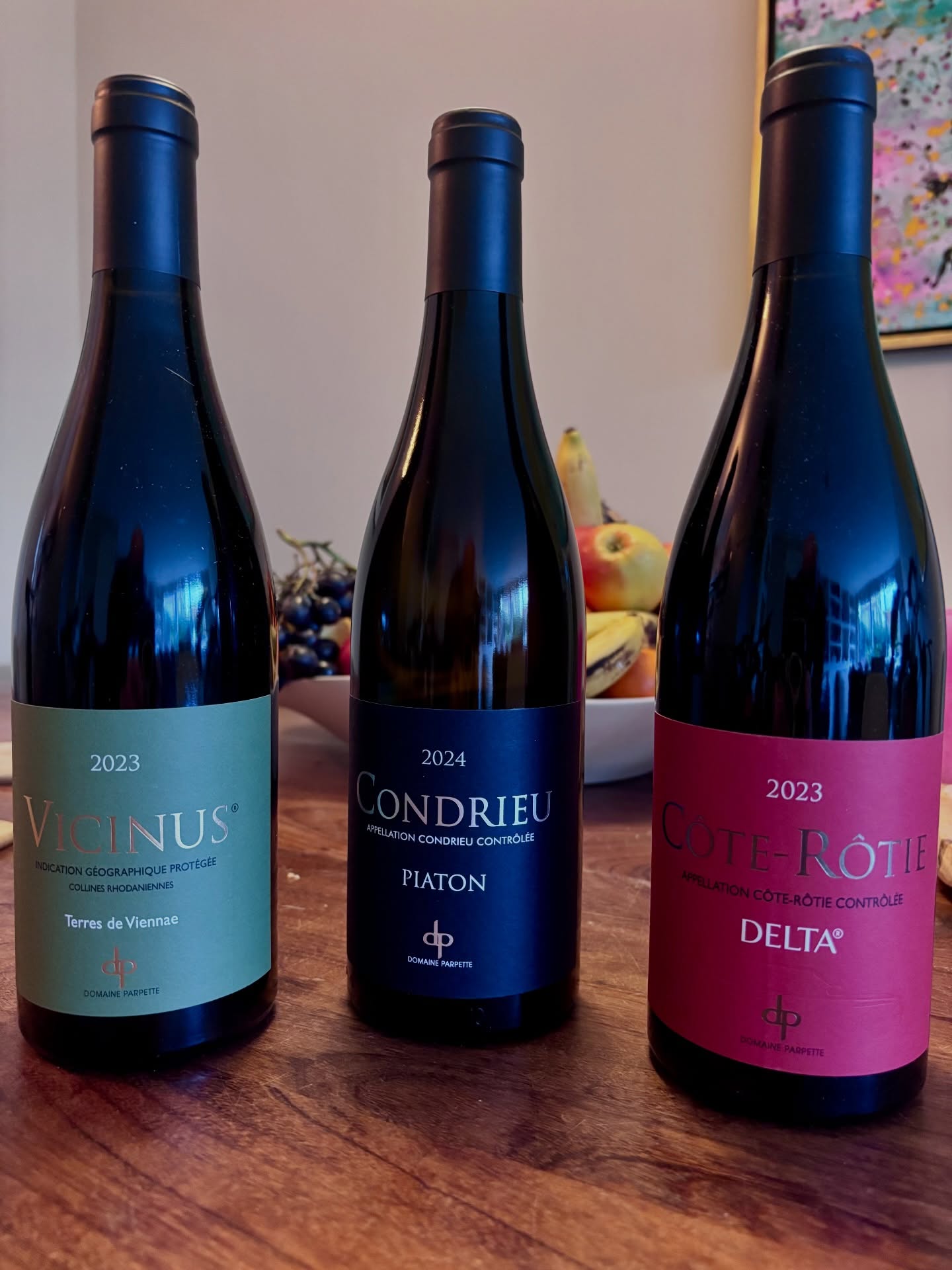 Drie expressies van Domaine Parpette — Noord Rhône, kleine oplage🍷✨
Maak kennis met drie prachtige wijnen van Domaine Parpette, elk met een eigen signatuur, maar allemaal met die verfijnde Rhône-expressie waar wij bij Arphine wijnen zo gek op zijn.
Vicinus – IGP Collines Rhodaniennes - 2023
Een jonge, intense 100% Syrah met een heldere robijnrode tot paarse kleur. In de neus sappige donkere bessen, braam, cassis, viooltjes en zwarte peper, subtiel aangevuld met toast en kruiden. De smaak is soepel en levendig, met frisheid, kruidigheid en een elegante houttoets in de peperige, licht rokerige afdronk. Oplage van 1.800 flessen.
Piaton - Condrieu - 2024
Deze verfijnde Viognier schittert met een fijne goudgele kleur en een expressieve neus van rijpe peer, steenfruit, witte bloemen en kamperfoelie. Rond en elegant van smaak, met een zachte, weelderige textuur, minerale spanning en verfijnde tonen van vanille, toast en hout. Oplage van 1.800 flessen.
Côte-Rôtie Delta – lieu-dit Montmain - 2023
Een diepe, krachtige en tegelijk verfijnde Syrah van oude stokken op steile mica-schisthellingen. Donkere bessen, violet, zwarte peper, toast, kruiden en ceder in de neus. In de mond vol en geconcentreerd, met zijdezachte tannines, frisse finesse en een lange afdronk met peper, rook en mineraliteit. Oplage van 800 flessen.
Van jonge aanplant boven Vienne tot steile hellingen in Condrieu en Côte-Rôtie: Domaine Parpette laat zien hoe terroir, precisie en élevage samenkomen in wijnen met spanning, diepte en elegantie.
Welke zou jij als eerste willen proeven? 👇
#DomaineParpette #Syrah #Viognier #condrieu #coterotie
