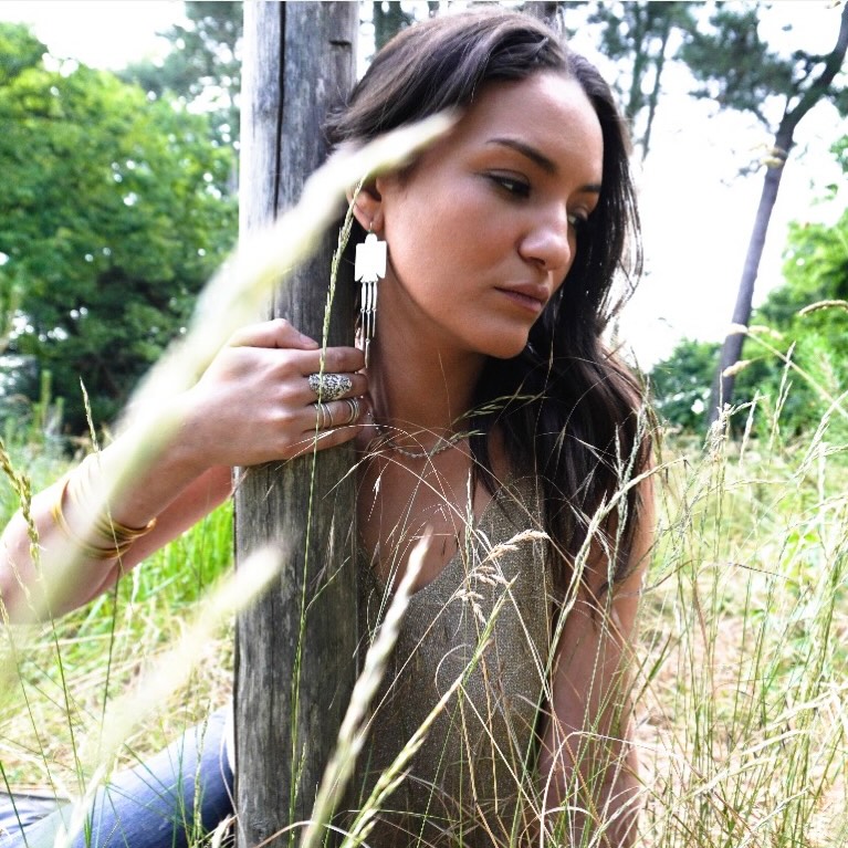 ✨ Chaque bijou a son mantra ✨
Le mantra est une intention positive associée au bijou au moment où il est façonné.
Comme une énergie discrète qui accompagne le bijou 🌙
✨ Il est également possible de créer un bijou sur mesure autour du mantra que vous souhaitez porter🌙