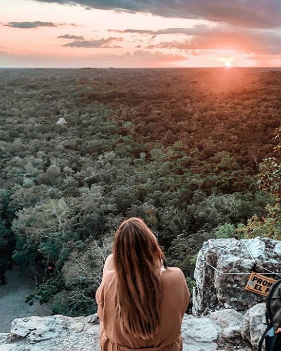 Imagine watching the sunset in this little piece of heaven… Riviera Maya 🌅💛
The sky turning soft shades of pink and gold, the water completely still, and the only sounds around you are the wind and the birds flying home.
A moment like this feels quiet, romantic, and almost unreal, the kind you wish you could pause forever ✨