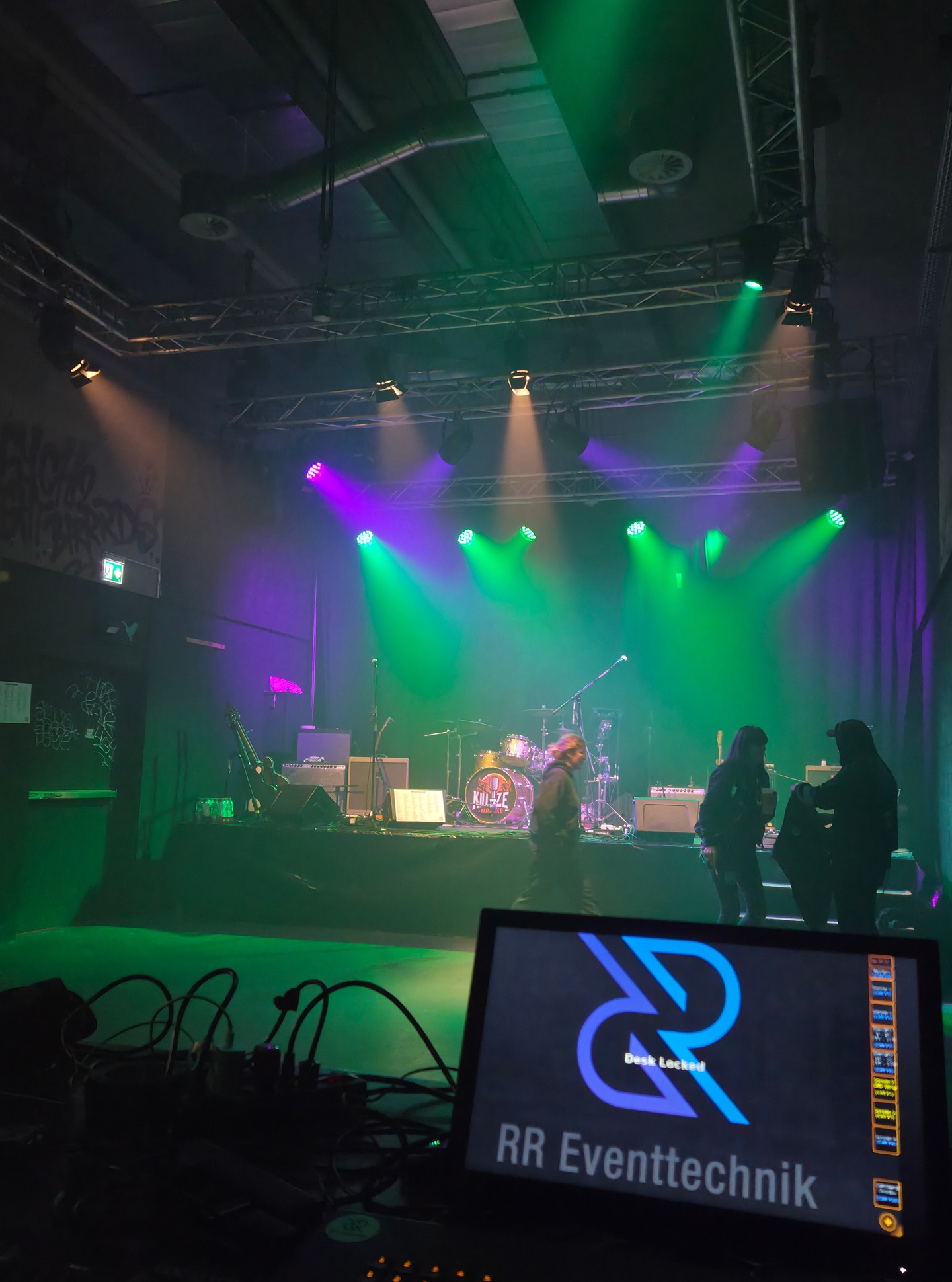 #recap
Im Oktober 2025 durfte ich im @coupole_bnc die Lichttechnik mit meinem ma2 On Pc command wing für die @dantonku_tikibar bedienen.
vor Ort war die band @boogiebeasts sowie später auch @killzekaraoke
vielen dank allen Beteiligten für den tollen anlass:)