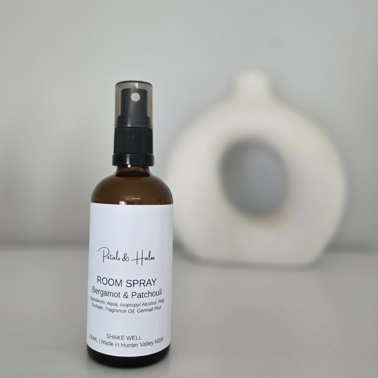 bergamot and patchouli room mist spray 🍃
subtle yet powerful way to infuse your living space with a touch of elegance and serenity.
#bergamot #patchouli #roomsprayscents #roominspirations #HomeDecor