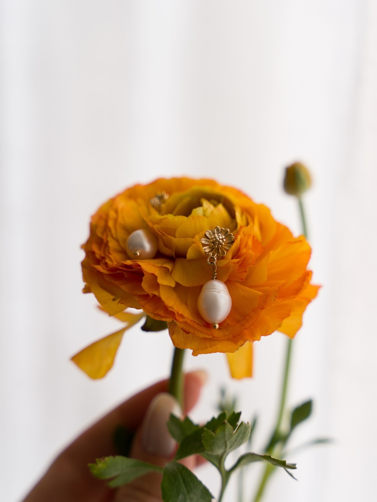 Spring is coming, get ready for your spring look.
Le printemps arrive, préparez-vous pour votre look printanier.
#springstyle #pearlearrings #daisyearrings #bijouxartisanaux #giftforher