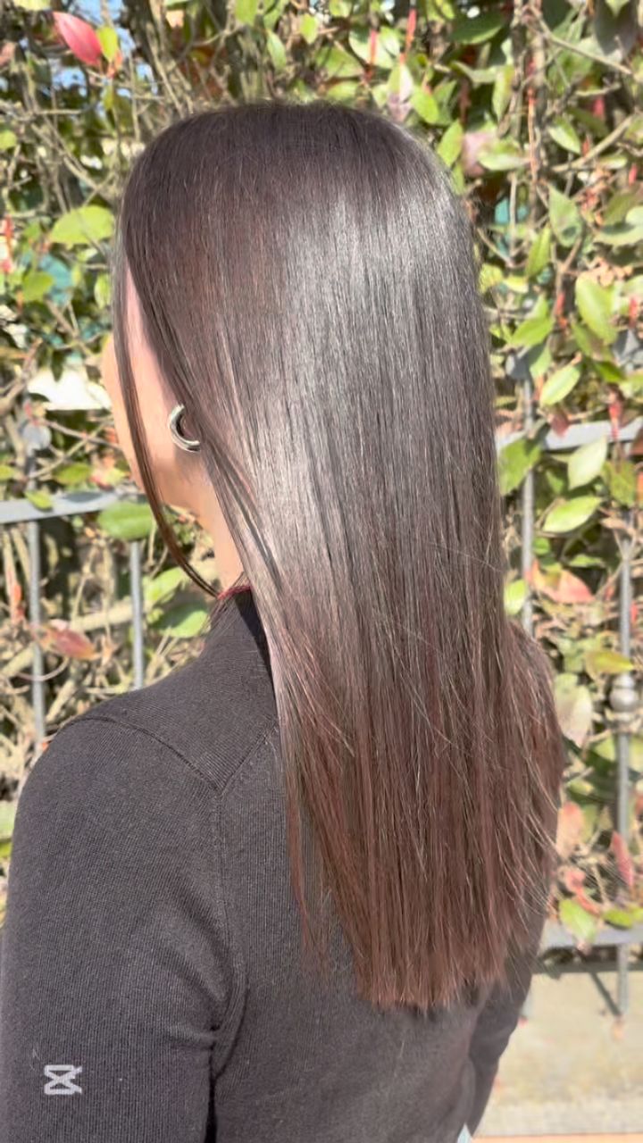 ADDIO CAPELLI SPENTI ✨️
Oggi vi mostriamo la magia del nostro Gel Colore Illuminante al Mirtillo 🫐
Non è solo un colore, è un vero trattamento di bellezza che:
Copre i primi capelli bianchi in modo naturale.
Leviga la struttura capillare per una chioma setosa.
Sigilla le squame, bloccando la lucentezza all'interno.
Il risultato?
Un incredibile effetto specchio che brilla sotto il sole! ☀️
Prenota ora il tuo momento di luce. 💇♀️
#CapelliLucenti #EffettoSpecchio #MirtilloHair #HairGloss #tricovitaparrucchieri