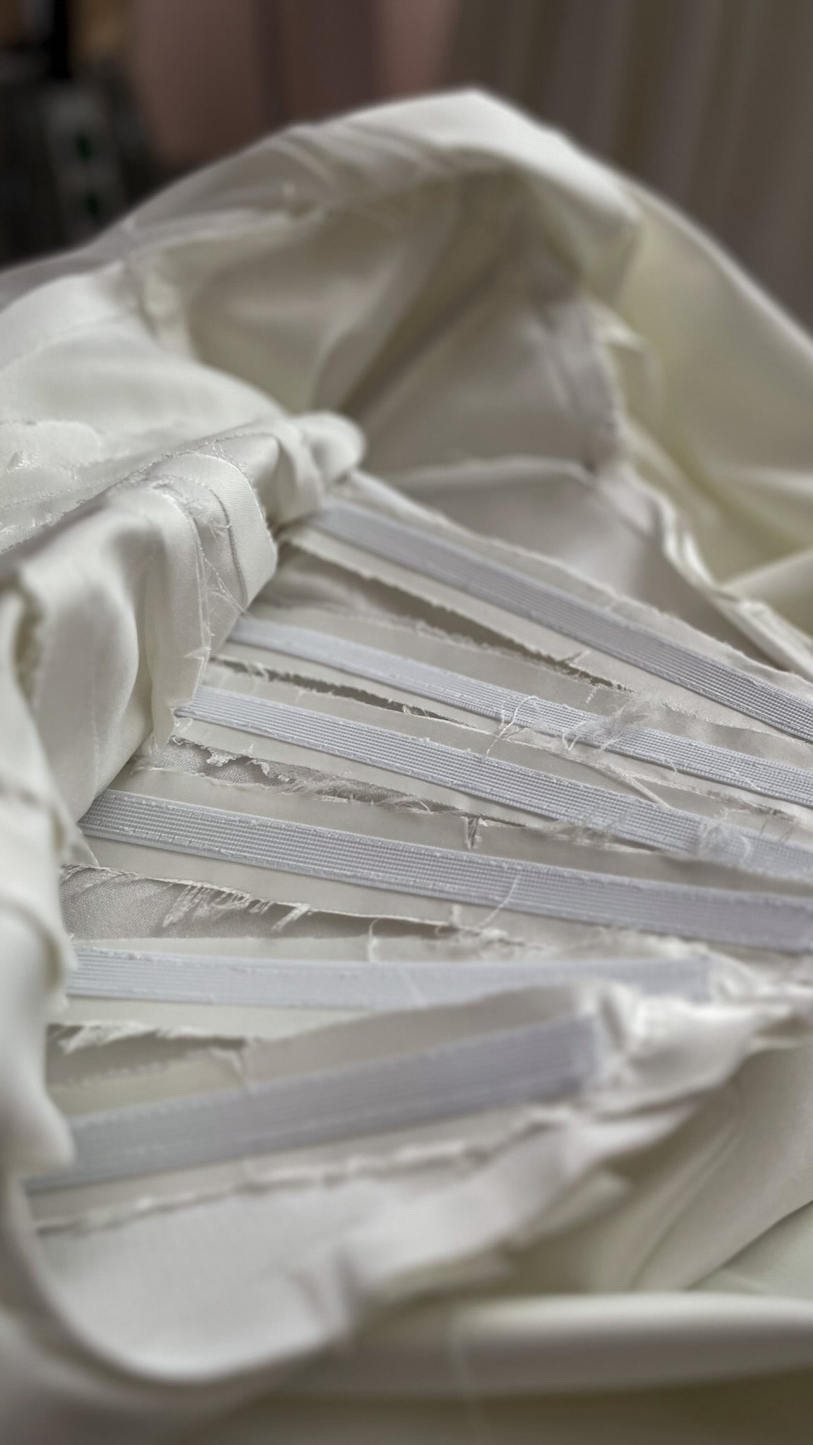 ✂️To build something that lasts, you have to start with a strong foundation.🙌
#corset #coutureconstruction #faithinspiration #insideacorset #foundation