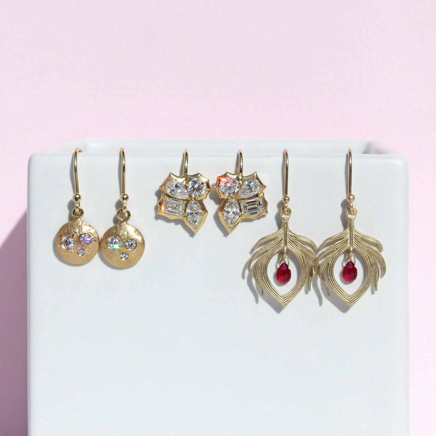Sometimes, a dingle-dangle will do ya! 😏🙂🥰 A beautiful array of easy earrings to add some pep in your step as we spring-forward this weekend! ☀️🌷
#jotd #finejewelry #futureheirlooms #funearrings #smallbiz