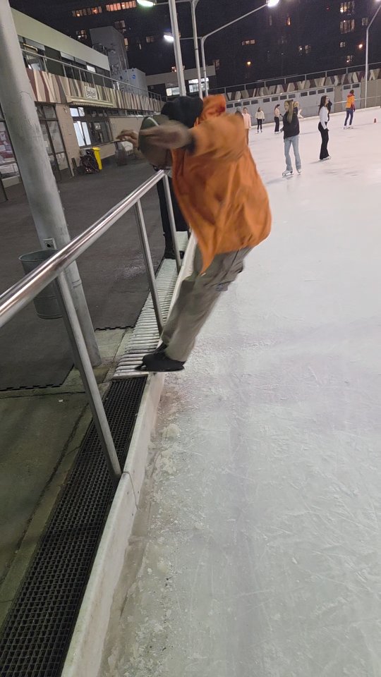 Last freestyle ice skating lesson of the season. Was a great time with the @eislaufschule_berlin! Thanks to the participants, was great to teach and also learn from you!
#iceskating #freestyle #schlittschuhlaufen #inlineskatingberlin