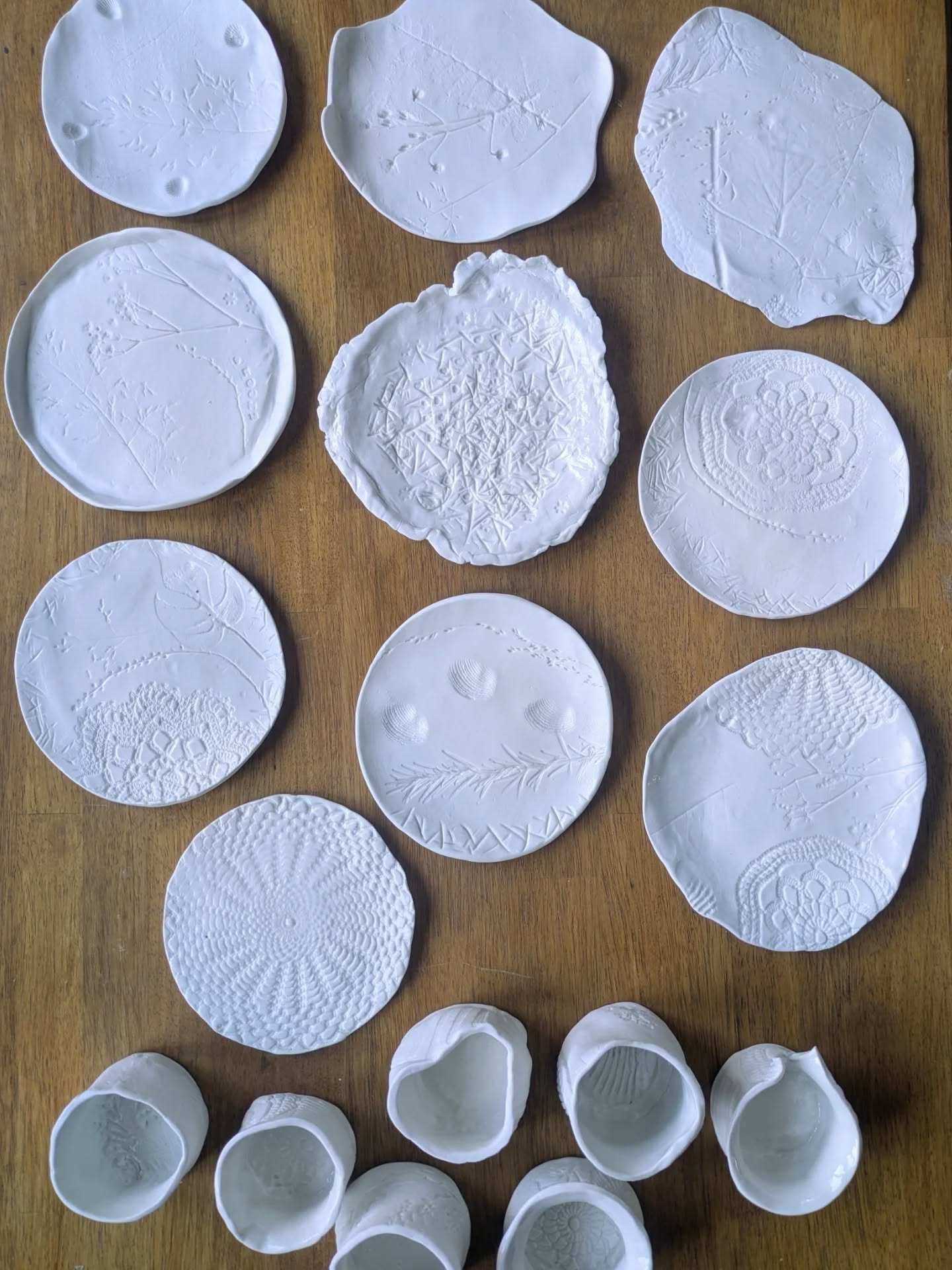 - JEMA 2026 -
Samedi 11 avril : Ateliers découverte (Sur réservation)
Dimanche 12 avril : Portes Ouvertes (Entrée libre)
À l’occasion des @jemaofficiel , Journées Européennes des Métiers d’Art, j'ai le plaisir de vous proposer à nouveau l'atelier "Porcelaine & Empreinte".
Une parenthèse créative à partager en duo (un enfant et un adulte).
Au programme
Façonner une petite assiette ou une tasse en porcelaine. Nous jouerons avec les textures et les reliefs en imprimant des éléments dans la terre. Pièce 100% unique, une pièce par personne !
Rendez-vous :
Samedi 11 avril
Horaires : 10h30 | 14h00 | 15h30 (Durée : 1h15)
Format : En binôme (1 adulte + 1 enfant)
Tarif : 40€ par duo (tout compris : porcelaine, émail, cuissons)
Récupération des créations : Mi-mai (après séchage, émaillage et cuisson).
Attention : Les places sont limitées (seulement 3 binômes par créneau) pour un moment convivial.
🔗 RÉSERVATIONS : Uniquement en ligne via le lien dans ma bio !
#jema2026 #journeeseuropeennesdesmetiersdart #ateliercéramique #porcelaine #activiteenfant