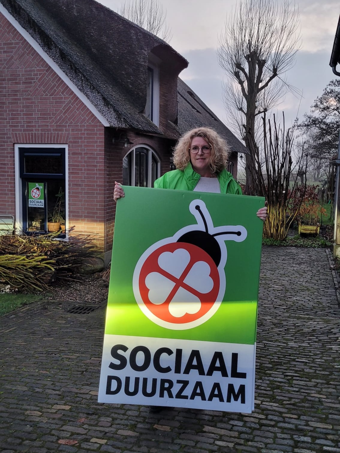 Bericht uit Kerkdorp: of we nog een sandwichbord hadden. Nu ook daar te zien, bedankt Kerkdorp! 💚❤️