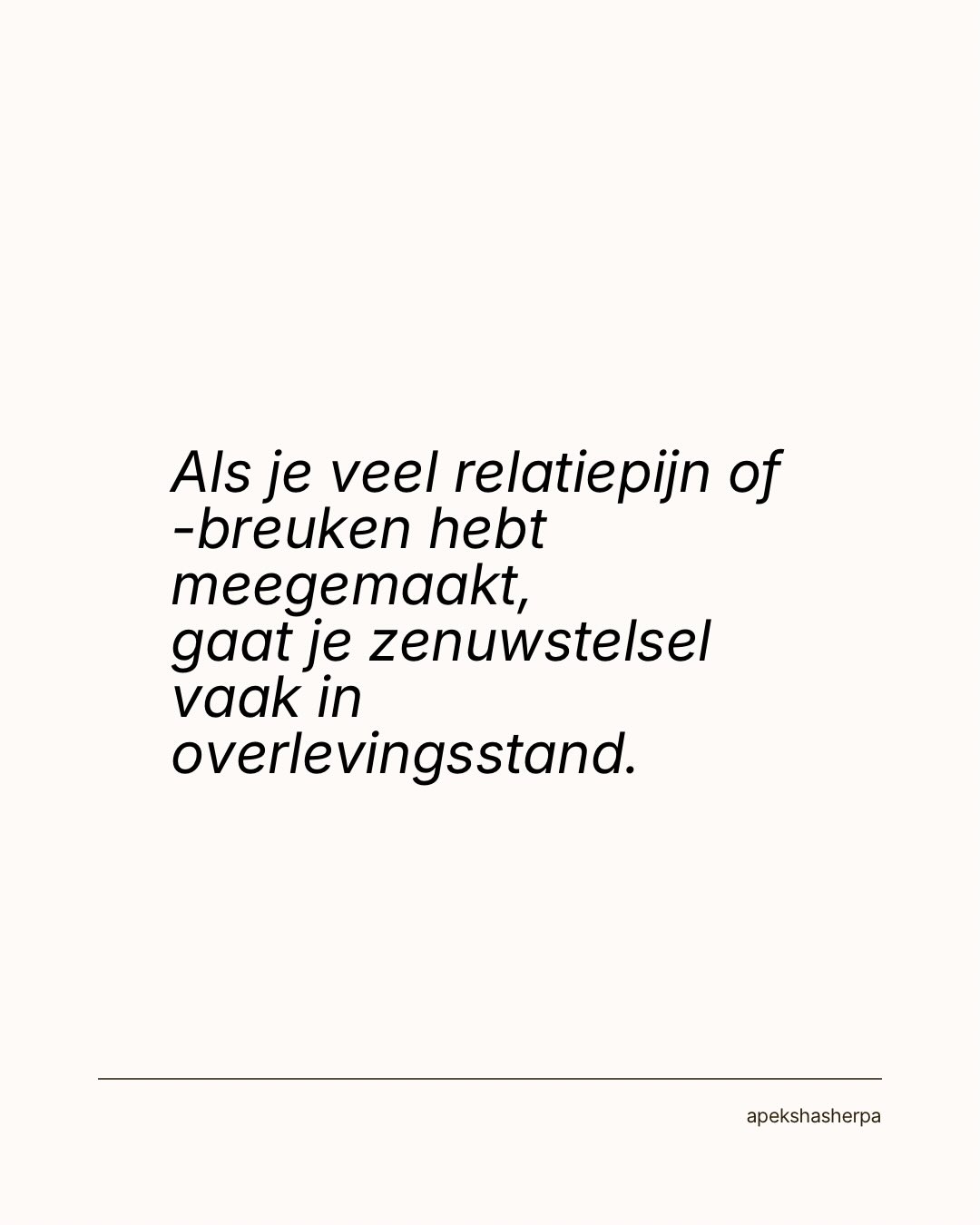 Bescherming vs. heling in relaties
Als je veel relatiepijn of -breuken hebt meegemaakt, is het logisch dat je systeem zegt: “dit nooit meer.”
Je zenuwstelsel gaat in overlevingsstand – vaak lang voordat je hoofd doorheeft wat er gebeurt.
Bescherming kan er heel verschillend uitzien:
hyperalert zijn op elk klein signaal van afwijzing
muren zo hoog bouwen dat niemand écht dichtbij komt
jezelf terugtrekken en denken: “ik heb niemand nodig, zo is het veiliger”
Van buiten lijkt het dan alsof je anders doet dan vroeger.
Je zegt eerder nee, je trekt je terug, je “kiest voor jezelf”.
Maar als je eerlijk voelt, blijft de angst diep vanbinnen hetzelfde.
Dat is bescherming – heel begrijpelijk, heel wijs ooit – maar nog geen heling.
Heling voelt anders.
Niet perfect en pijnloos, maar meer als:
zelfs als de ander niet verandert, bén jij anders
je reageert minder automatisch vanuit paniek
je hebt meer keuze-momenten (“wil ik dit echt?”)
je blijft dichter bij jezelf, ook als er spanning is
In systemisch en lichaamsgericht werk kijk ik vaak eerst met mensen naar:
Welke beweging is hier bescherming?
En waarvoor heeft die je ooit geholpen?
Eerlijk zien dát iets bescherming is, zonder oordeel, is al een eerste stap richting heling.
Waar merk jij dat je in bescherming schiet in contact met anderen?
Je hoeft het niet te fixen – alleen al opmerken is veel.
Je mag het voor jezelf opschrijven, of delen onder deze post als dat goed voelt.