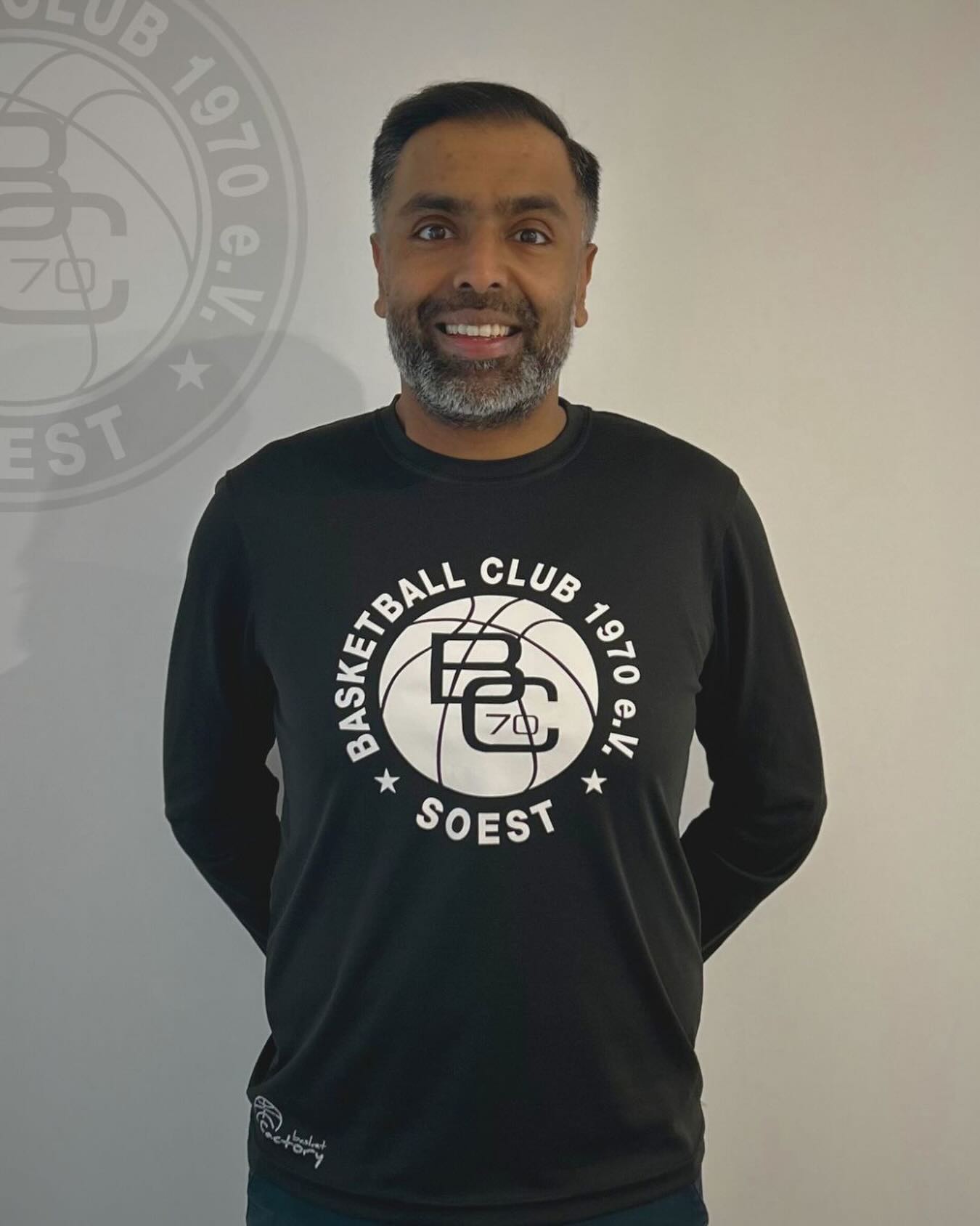 🏀 Trainer-Vorstellung: Sajeevan Sarangan
Sajeevan begann 1998 mit Basketball in der Basketball-AG am Archi-Gymnasium und wechselte anschließend in die D-Jugend des BC70. Aktiv spielte er bis etwa 2006, später noch gelegentlich in Hobby-Mannschaften.
Seine Trainerlaufbahn startete früh: Mit 15 Jahren (2001) übernahm er seine erste Basketball-AG am Archi und begann, Jugendteams beim BC zu coachen – von der U12 bis hin zur 1. Herrenmannschaft.
Zwischendurch trainierte er zwei Jahre in Hagen in der WNBL, bevor er als U14- und Herren-Coach zum BC zurückkehrte. Nach einer dreijährigen Pause kam er durch den Einstieg seiner Tochter Karlie in der U4 wieder zum Coaching.
Aktuell trainiert Sajeevan unsere U6. Am liebsten arbeitet er mit Kindern, weil ihre Entwicklungsschritte besonders groß – und besonders schön zu beobachten – sind. Vielen Dank für deinen Einsatz 💪🏀