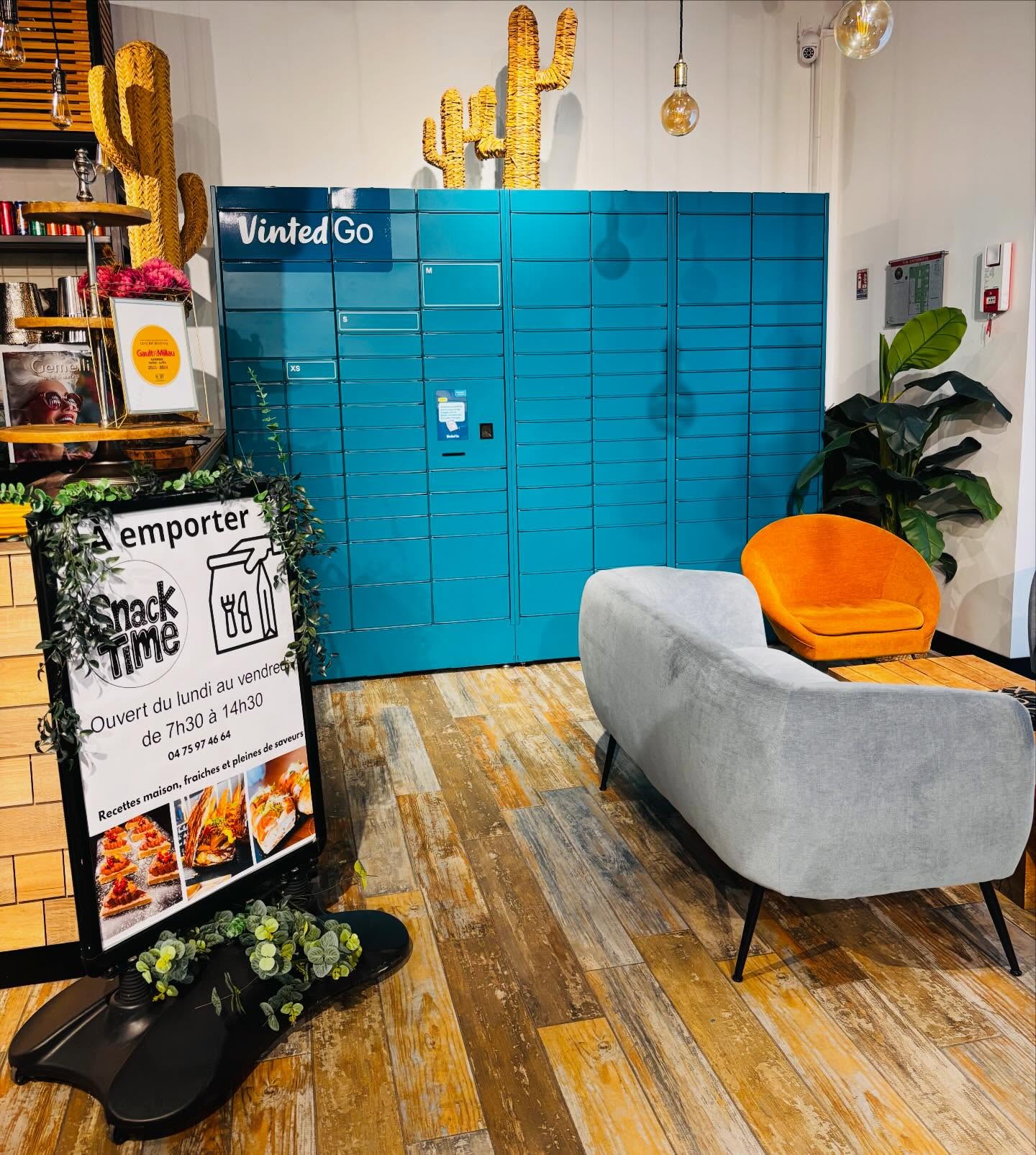 📦 Nouveau service au restaurant !
Bonne nouvelle !
Nous avons installé une consigne Vinted Go dans votre restaurant.
Vous pouvez désormais déposer et envoyer vos colis facilement en passant nous voir.
Pratique pour faire d’une pierre deux coups : envoyer un colis et boire un café ou un bon petit plat ☕😉
N’hésitez pas à partager l’info autour de vous !
À très vite 🤎
#saintpaultroischâteaux #restaurant #surplaceouàemporter