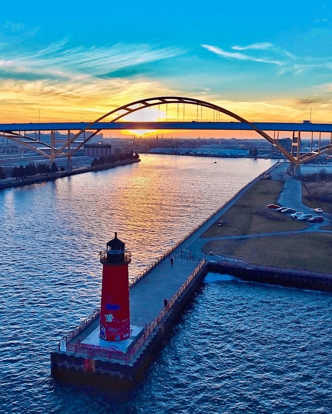 The sun is setting on the darkest part of the year 🌆
Tomorrow kicks off daylight savings time, so remember to "spring forward" your clocks 😉 ⏰
📸: @mke_photo_stevestango