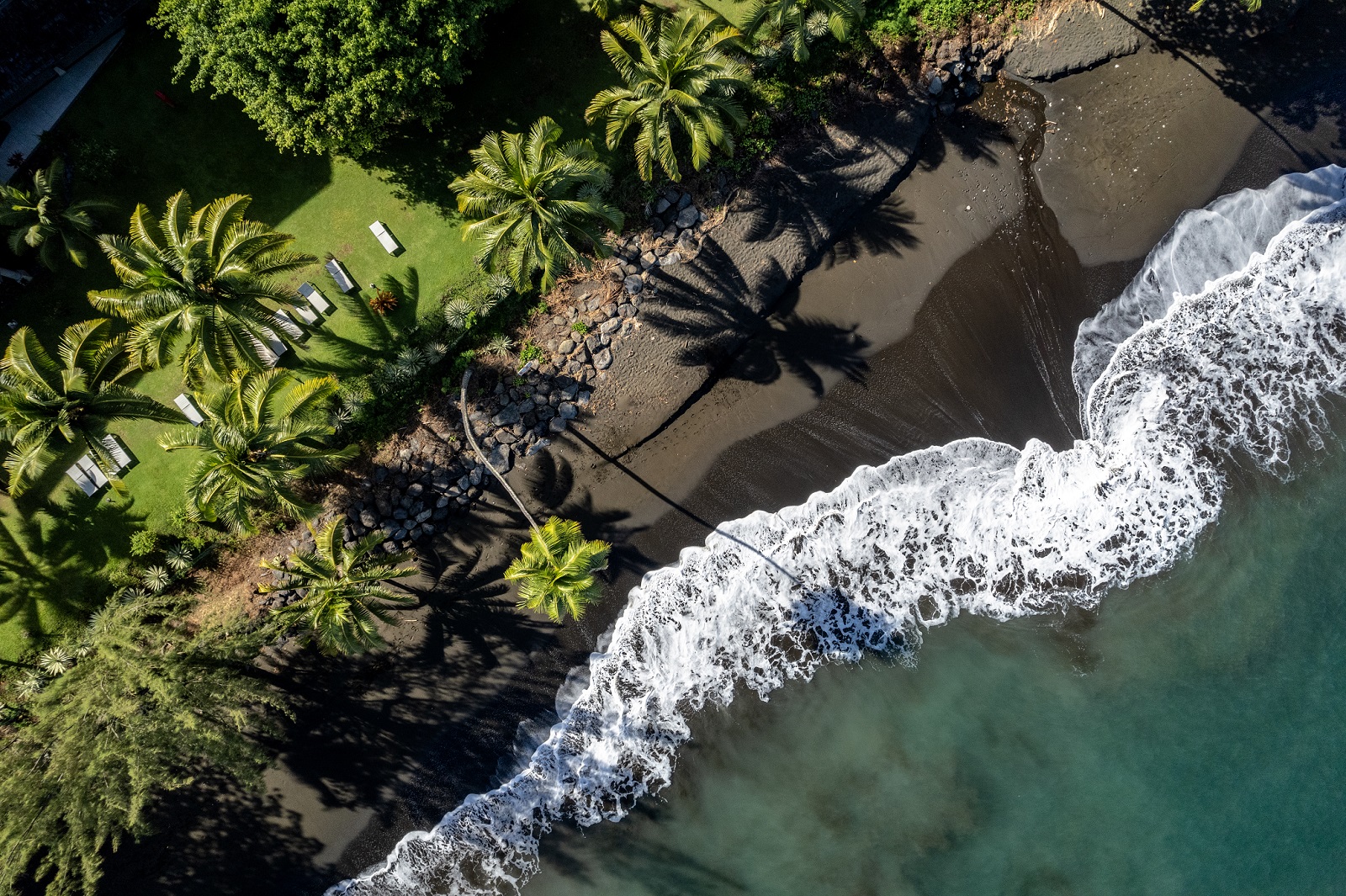 A menudo se asocia la Polinesia Francesa con playas de arena blanca y lagunas cristalinas. Sin embargo, la isla de Tahití revela un carácter más intenso y magnético, con sus playas de arena negra, salvajes y misteriosas, una belleza única y cautivadora.
.
French Polynesia is often associated with white sand beaches and pristine lagoons. Yet the island of Tahiti unveils a more intense and magnetic side, with its wild and mystical black sand beaches, a rare and captivating beauty.
📷 @letahitibypearlresorts
#MoemoeaTravel #PolinesiaFrancesa #FrenchPolynesia #Tahiti #BlackSandBeach #LuxuryTravel #IslandElegance #HiddenParadise #ExclusiveEscape #LoveTahiti