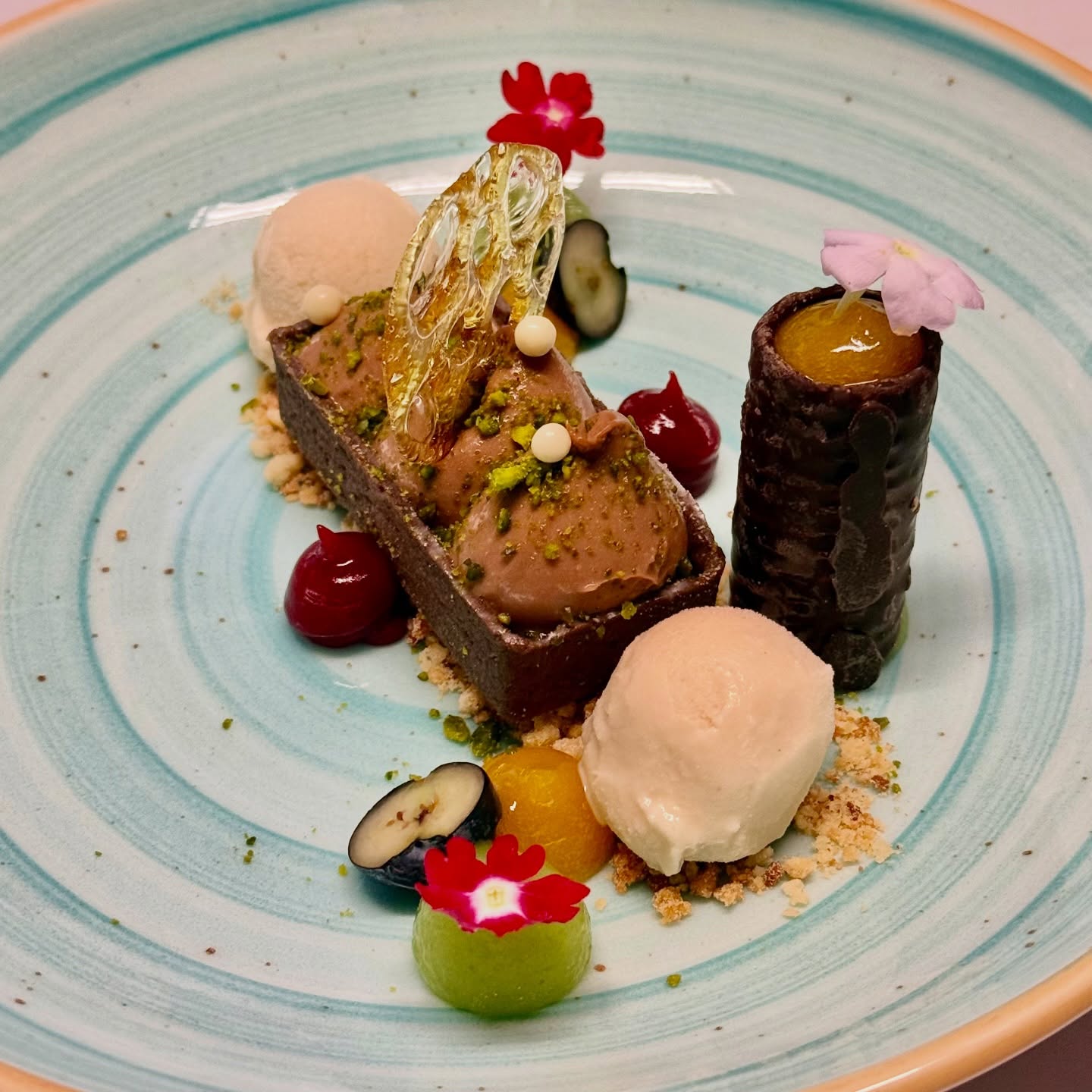 Schokoladen-Tartelette
Salzkaramell / Schokocreme / Passionsfrucht / Apfel / Tonkabohnen Eis
Nur eins von vielen Gerichten auf unserer neuen Karte - ab heute im PIER 6
#pier6 #foodie #dessert