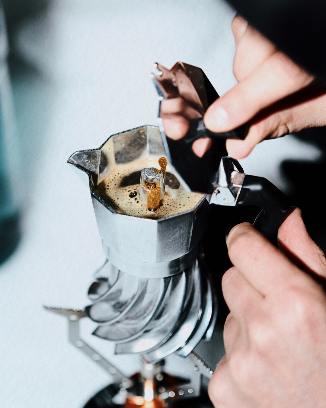 Ogni vetta inizia molto prima della salita.
Inizia nelle mattine buie, nelle notti lunghe,
nelle domande e nelle risposte che trovi dentro di te.
Quando nessuno sta guardando.
Solo tu, la tua ambizione
e una tazza di caffè.
La nuova Turbo Moka a 1 tazza.
Metti il Turbo.
#TurboMoka #ItalianDesign #MadeInItaly #summit