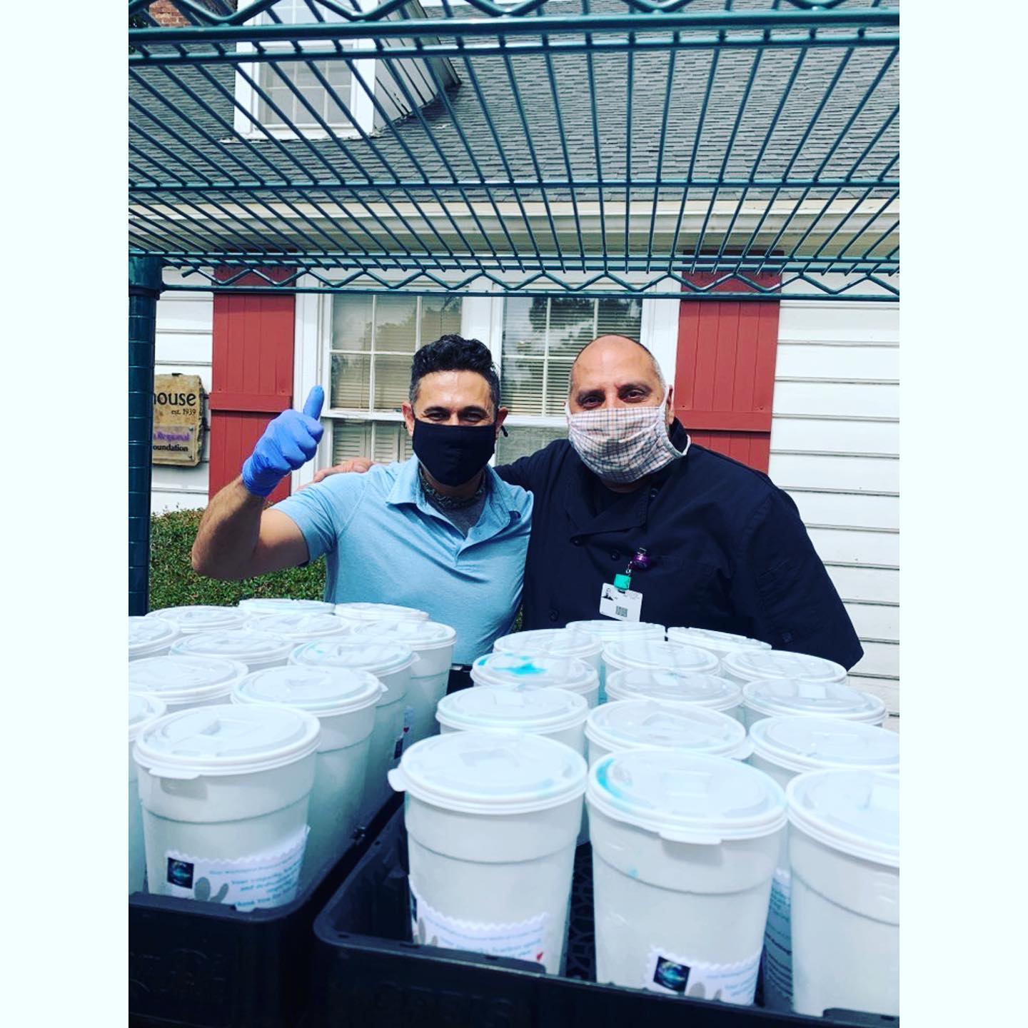 Monday’s delivery to Washington Regional Medical Center for these awesome heroes! •
•
Monday’s Donation - 40 blueberry raspberry immunity teas with 1000 mg of Vitamin C and other vitamins from @tuskernutrition! •
•
#Coronavirus #COVID19 #ThanksHealthHeroes #HeroesOfCOVID #Arkansas #fayettevillearkansas #washingtonregionalmedicalcenter #fayetteville #Frontline #Heroes #HealthcareHeroes #washingtonregionalmedicalfoundation #thefarmhouse