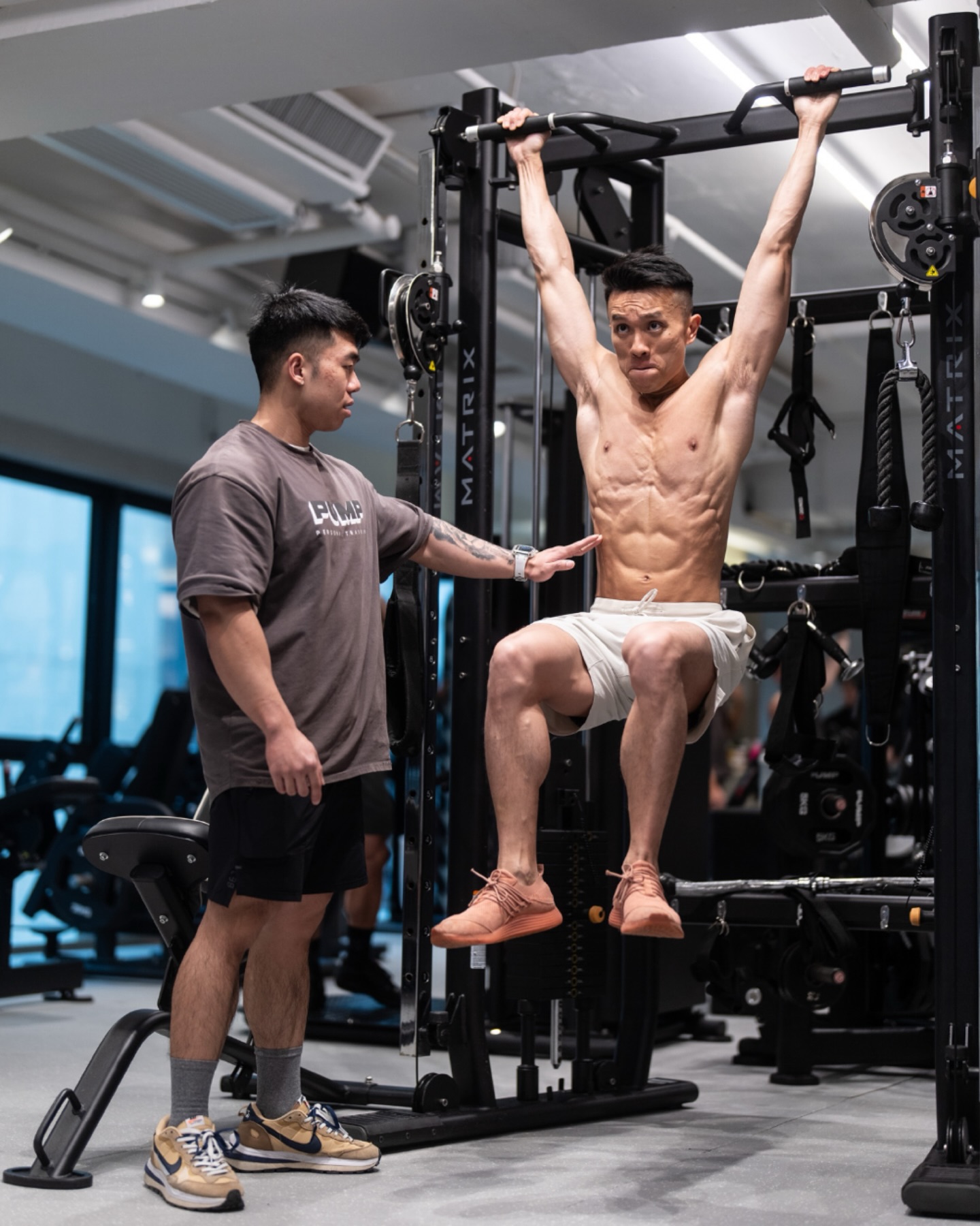 喺商界,你會將專業範疇 Outsource 比專家,以確保投資回報,咁點解你嘅健身計劃要例外?
對於 Johnny 呢類專業人士嚟講,邁向巔峰體態最大嘅障礙從來唔係意志力,而係 「決策疲勞」。喺金融戰場搏殺咗成日,返到屋企仲要湊住兩個細路,最後嗰份精力,唔應該浪費喺計算卡路里或者研究 Training Split。
In the corporate world, you outsource to experts to guarantee a return on investment. Why should your fitness be any different?
For Johnny, the greatest barrier to elite fitness wasn’t a lack of willpower; it was decision fatigue. After a day of high-stakes finance and the constant demands of raising two children, the last thing he had energy for was calculating macros or designing a progressive training split.
𝗦𝘁𝗿𝗮𝘁𝗲𝗴𝘆 𝗢𝘃𝗲𝗿 𝗦𝘁𝗿𝘂𝗴𝗴𝗹𝗲
Johnny 明白「盲衝直撞」係無效率嘅表現。透過信任 PUMP 嘅專業系統,佢將所有規劃上嘅心理負擔完全外判。我哋嘅教練團隊處理晒背後嘅科學數據、日程管理及營養策略,令 Johnny 每次踏入健身室只需專注一樣嘢:執行。
Johnny stopped trying to “figure it out” on his own. By trusting the PUMP professional system, he offloaded the mental burden of planning. Our team handled the science, the scheduling, and the nutritional strategy, allowing Johnny to show up and focus 100% on execution.
𝗧𝗵𝗲 𝗠𝗶𝗻𝗱𝘀𝗲𝘁 𝗦𝗵𝗶𝗳𝘁
✅ 數據導向: 以 Data-driven 的訓練取代「估估下」,精準切入目標。Stop Guessing: Data-driven training replaces trial and error.
✅ 保留精力: 將最強嘅意志力,留喺 Boardroom 決策同陪伴屋企人。Focus Energy: Save your willpower for the boardroom and your family.
真正嘅 High-performer 追求嘅唔係「更多時間」,而係「更好嘅系統」。Johnny 證明咗,當你停止內耗、開始信任專業,Peak Performance 自然會隨之而來。
High-performers don’t need “more time”; they need better systems. Johnny is proof that when you stop overthinking and start trusting the pros, peak performance follows.
𝗔𝗖𝗧 𝗡𝗢𝗪 立即行動
你仲想喺啲冇結果嘅健身計劃上面浪費精力?將 Strategy 交比我哋,你只需負責收穫成果。 立即點擊 Bio 連結預約免費諮詢,睇吓我哋點樣幫你優化忙碌嘅生活。
Ready to stop wasting mental energy on fitness plans that don’t stick? Let us handle the strategy so you can handle the results. Book a free consultation via the link in our bio to see how we can optimize your busy lifestyle.