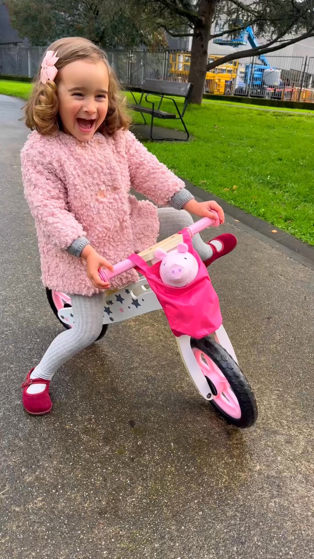 La peque de Alba va que vuela 🧸con su bici sin pedales de Buddy Baby. Despues de meses, tiene el equilibrio casi perfecto y muy pronto podrán empezar con los pedales.
Encuéntrala en buddybabyworld.com
Alba’s little one is flying 🧸 on her Buddy Baby balance bike! After months of practice, her balance is almost perfect, and very soon she’ll be ready to start pedalling.
Find it at buddybabyworld.com
#buddybabyworld #bicisinpedales #montessori #JuguetesBebé